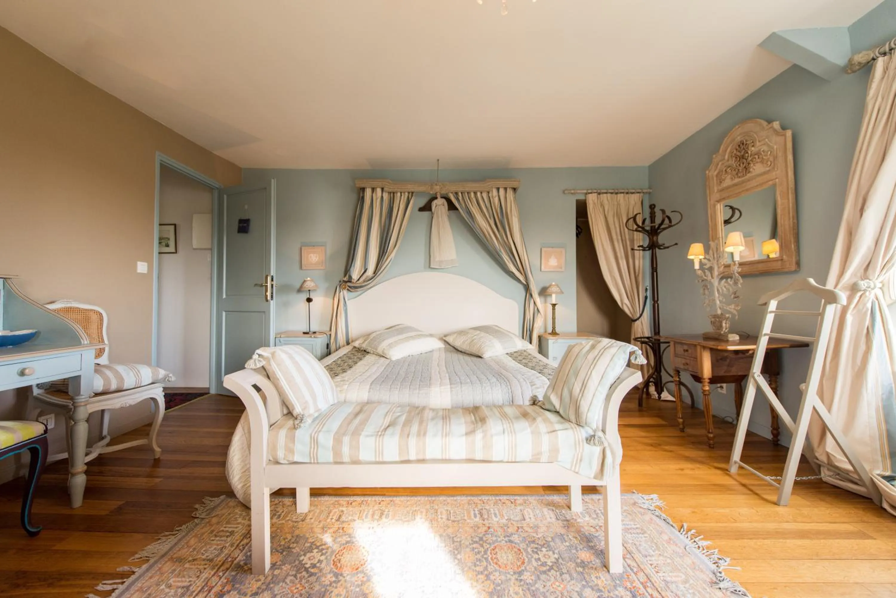 Shower, Bed in Chambres d'hotes Saint Malo La Barbinais Bed&Breaksfast