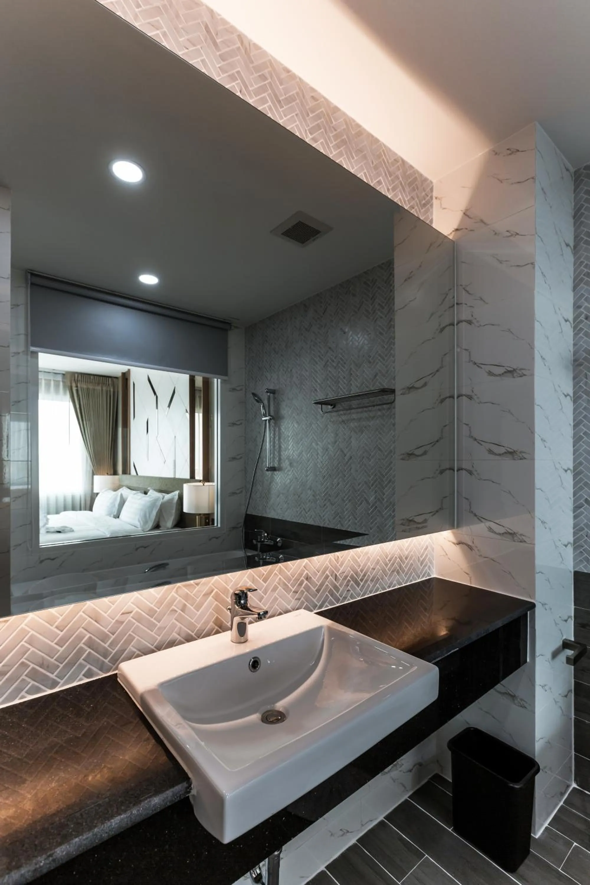 Bathroom, Bed in The 8 Hotel Udonthani