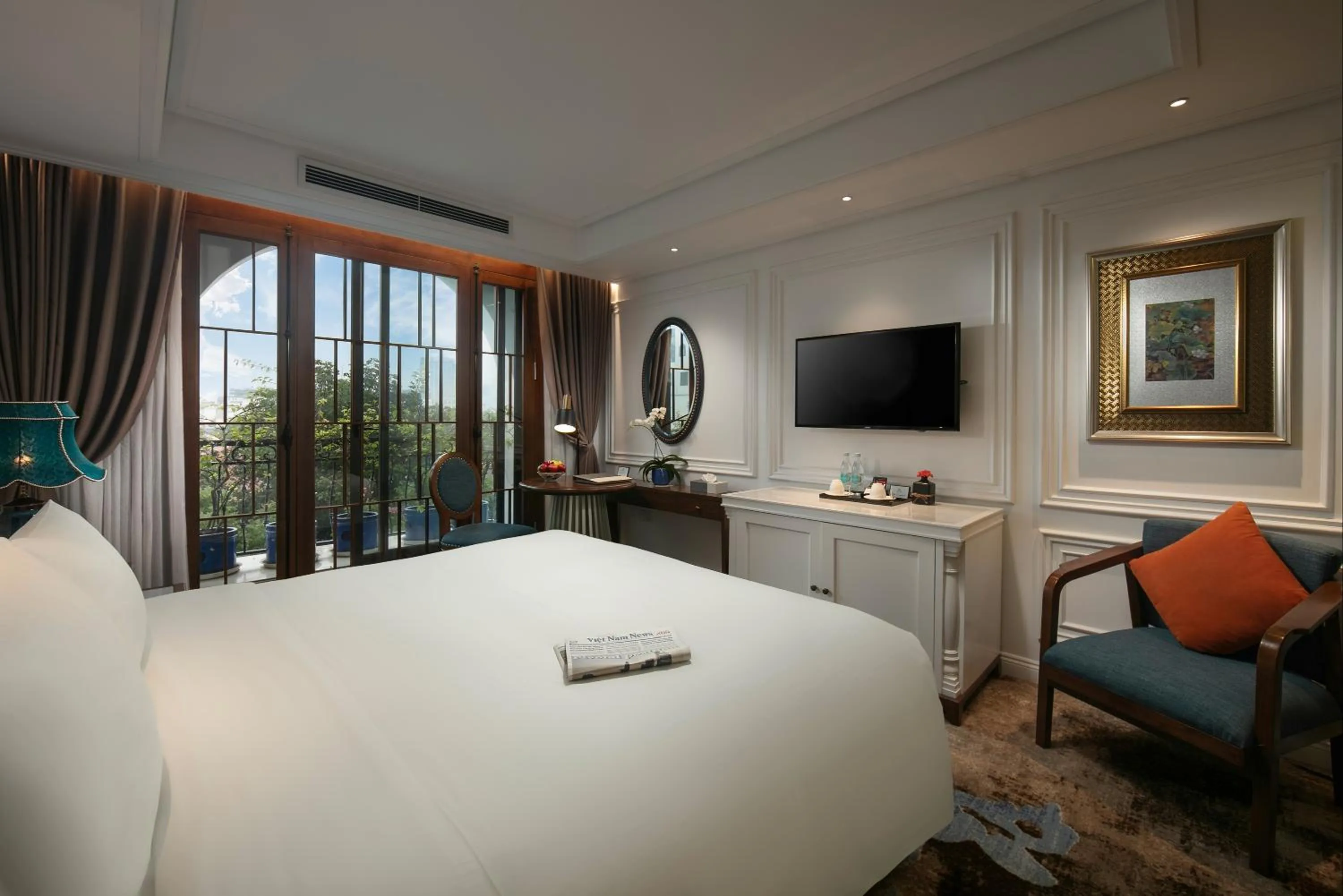 Bed in The Oriental Jade Hotel