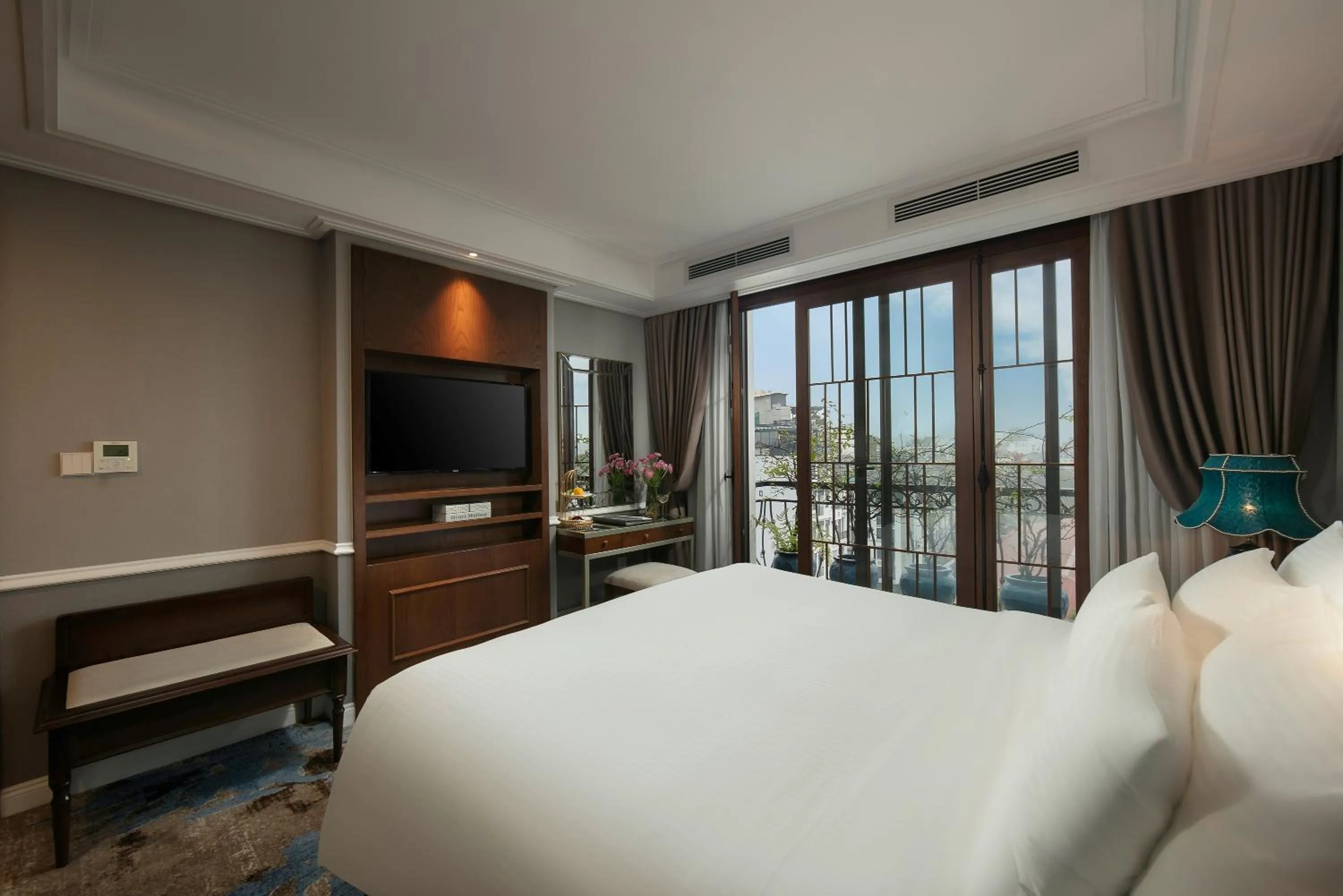 Bed in The Oriental Jade Hotel