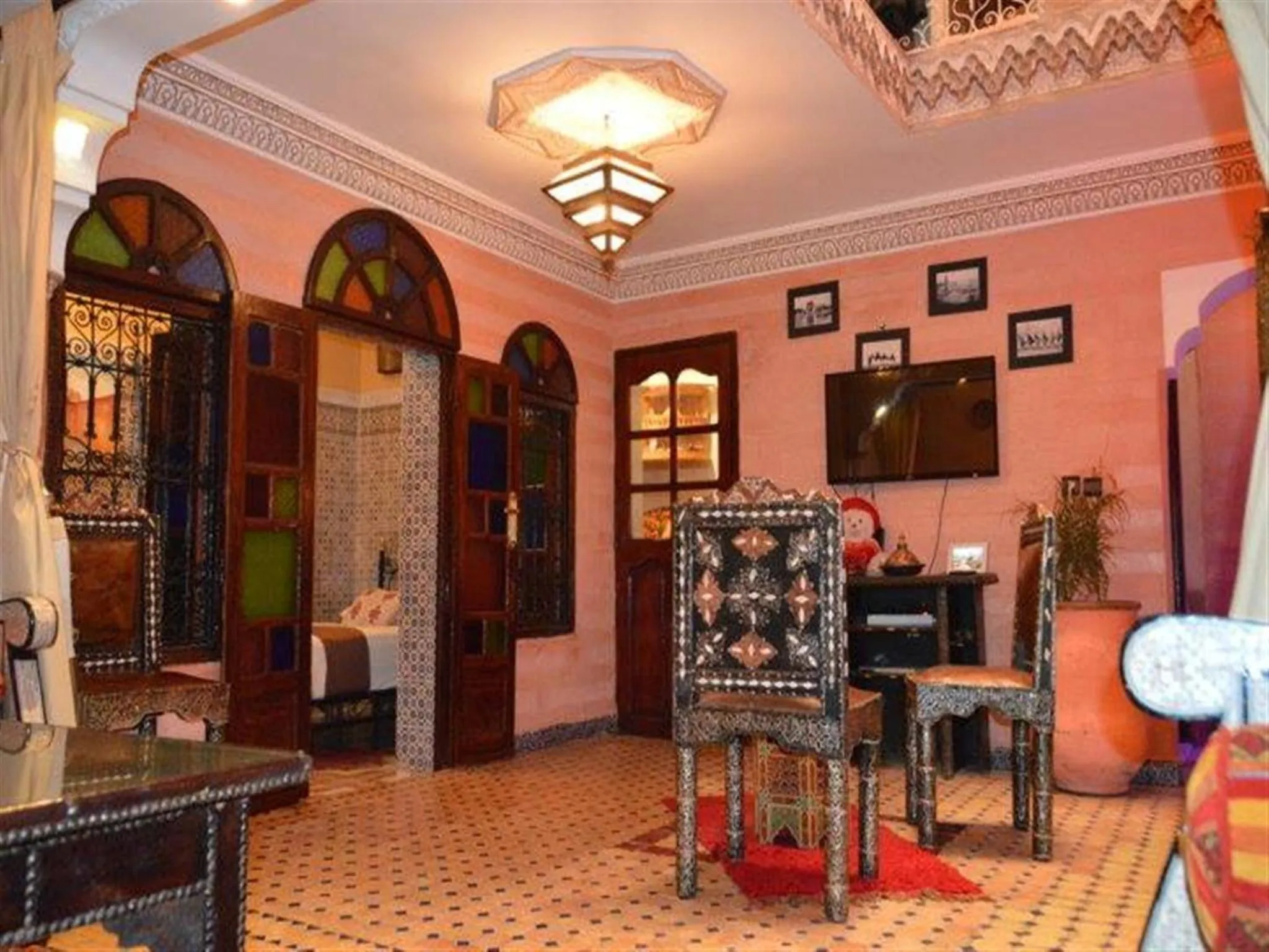 Communal lounge/ TV room in Riad Maison Aicha