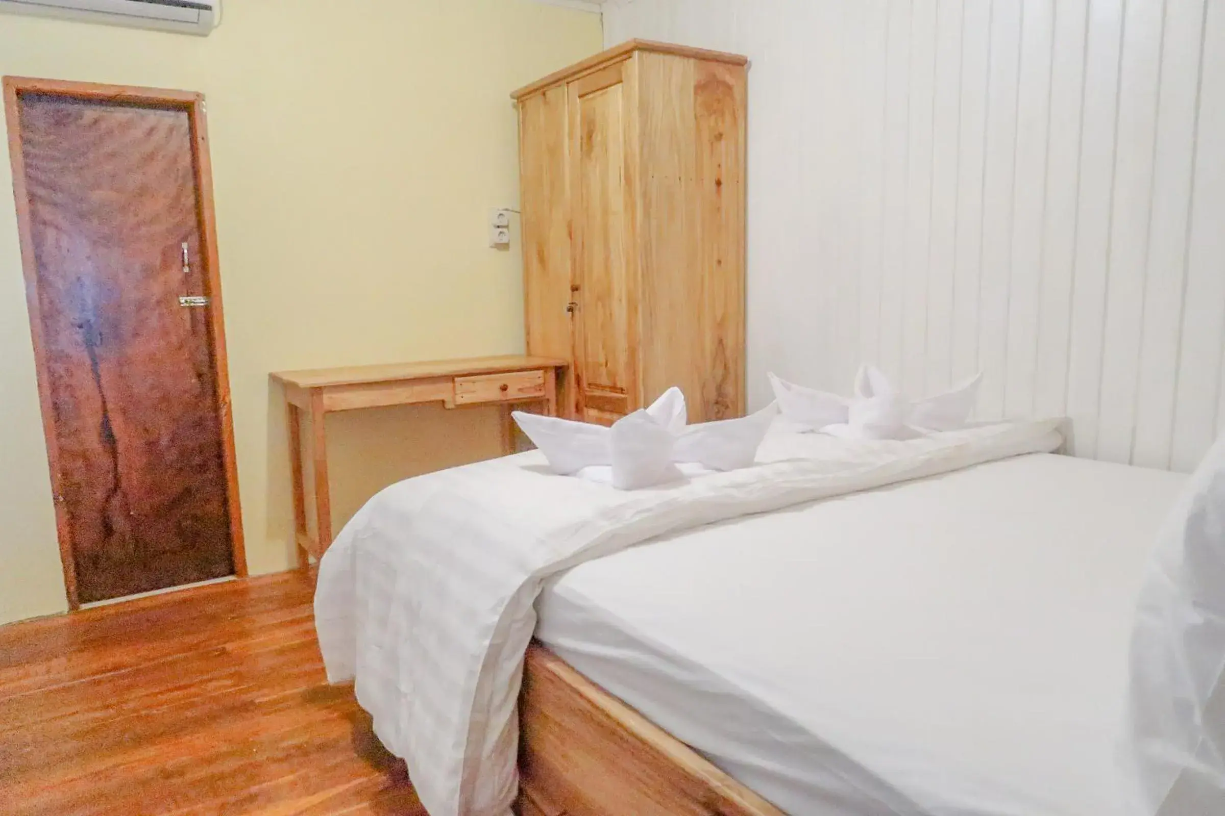 Double Room in Phinisi Hostel Bira Double Room in Phinisi Hostel Bira