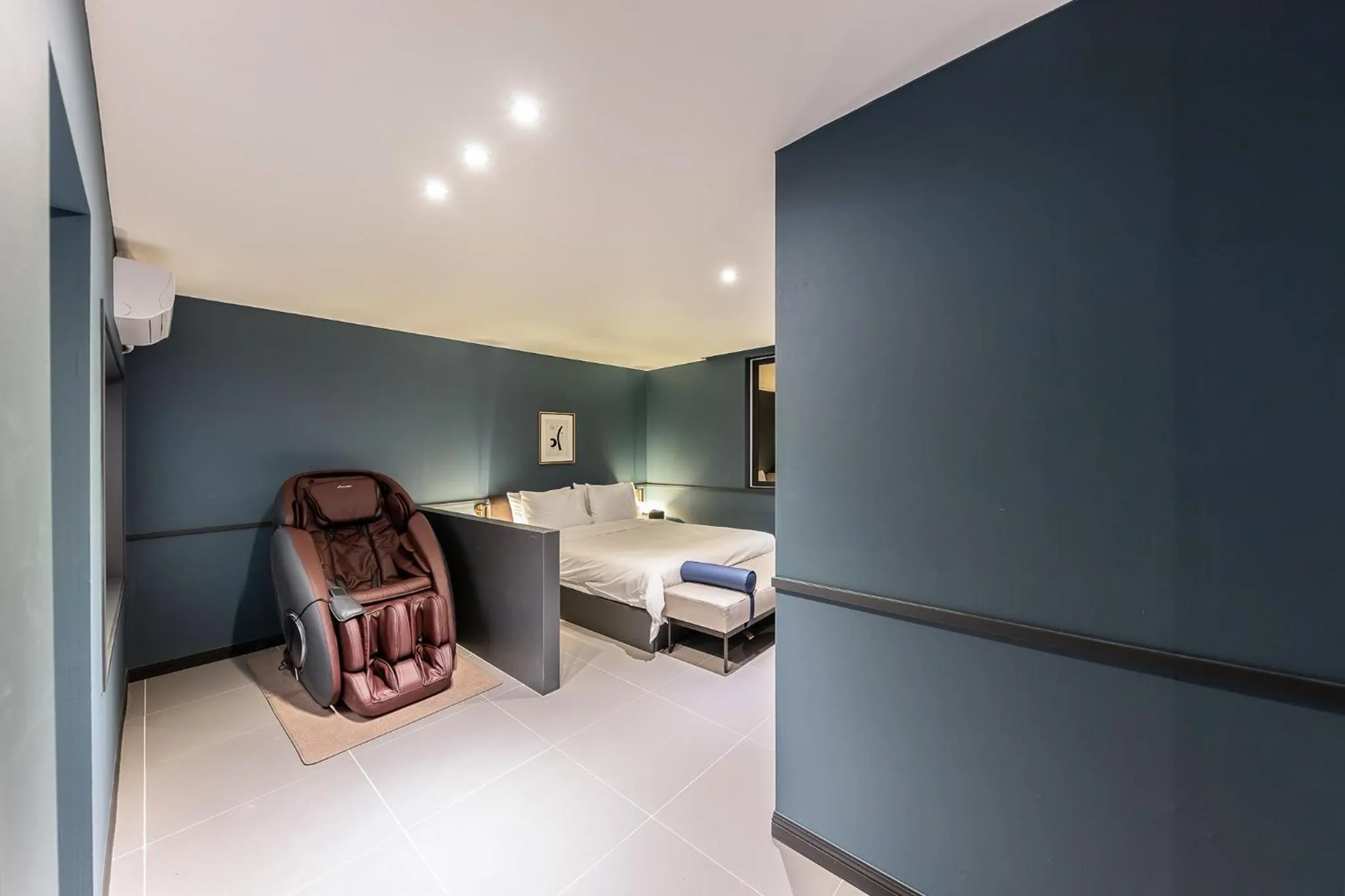 Seating area, Bed in Brown Dot Hotel Seong Seo