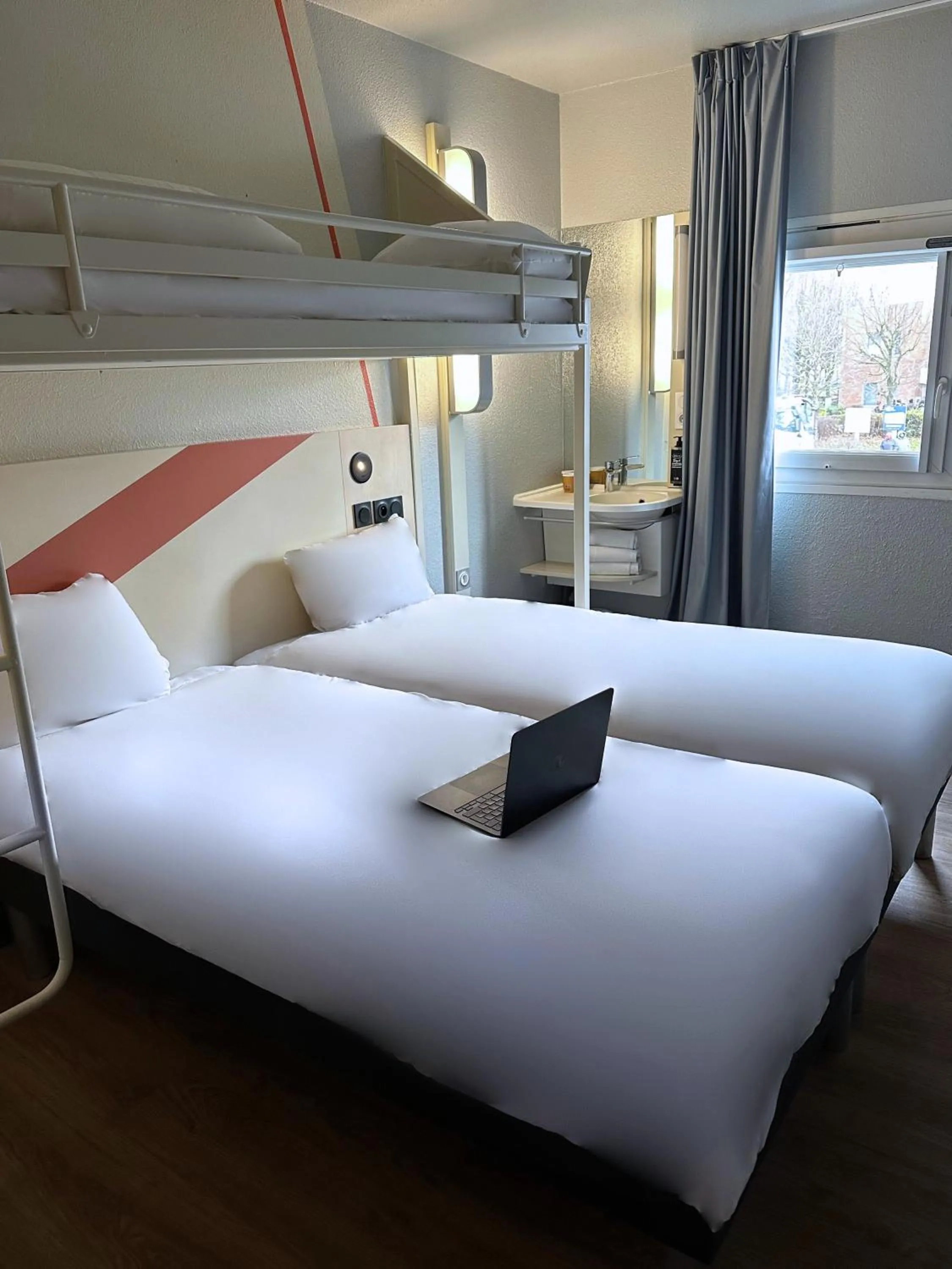 Bed in ibis budget Marne la Vallée Chelles