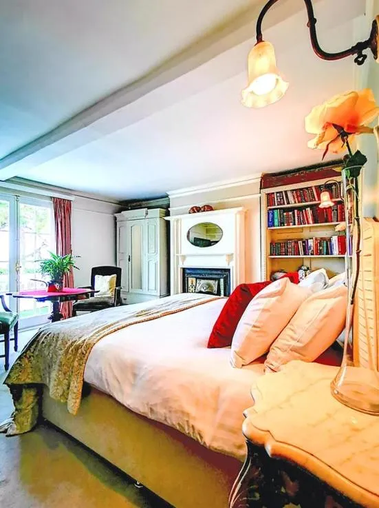 Bed in Cedar House Boutique B&B