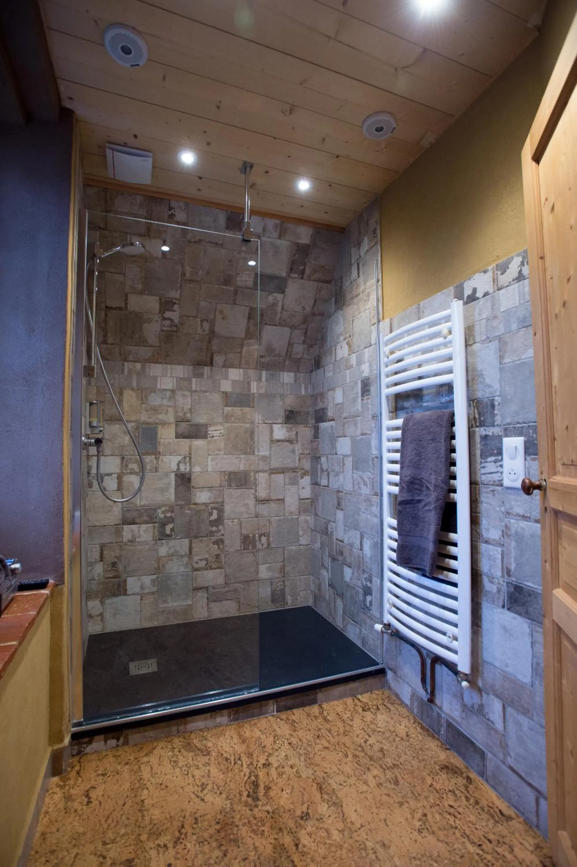 Bathroom in Le Rêve d'Aghon Chambres et Restaurant