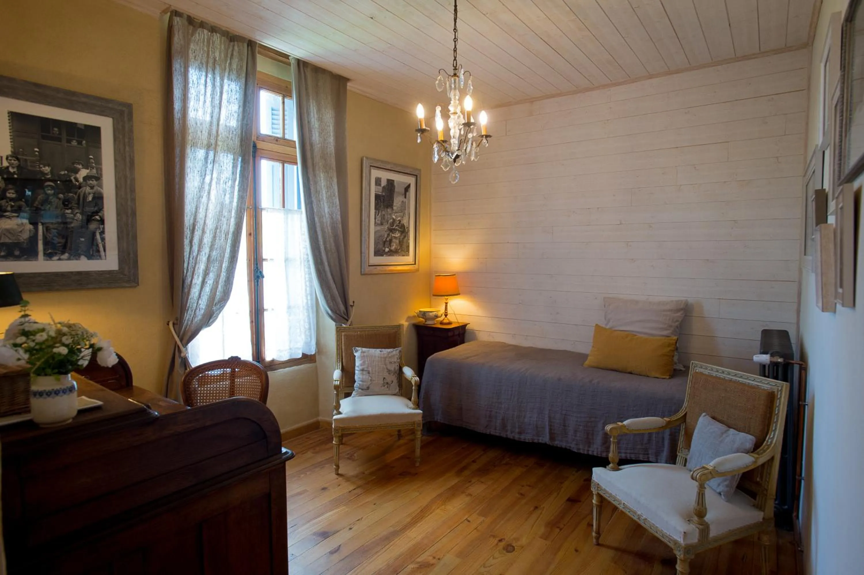 Living room, Bed in Le Rêve d'Aghon Chambres et Restaurant