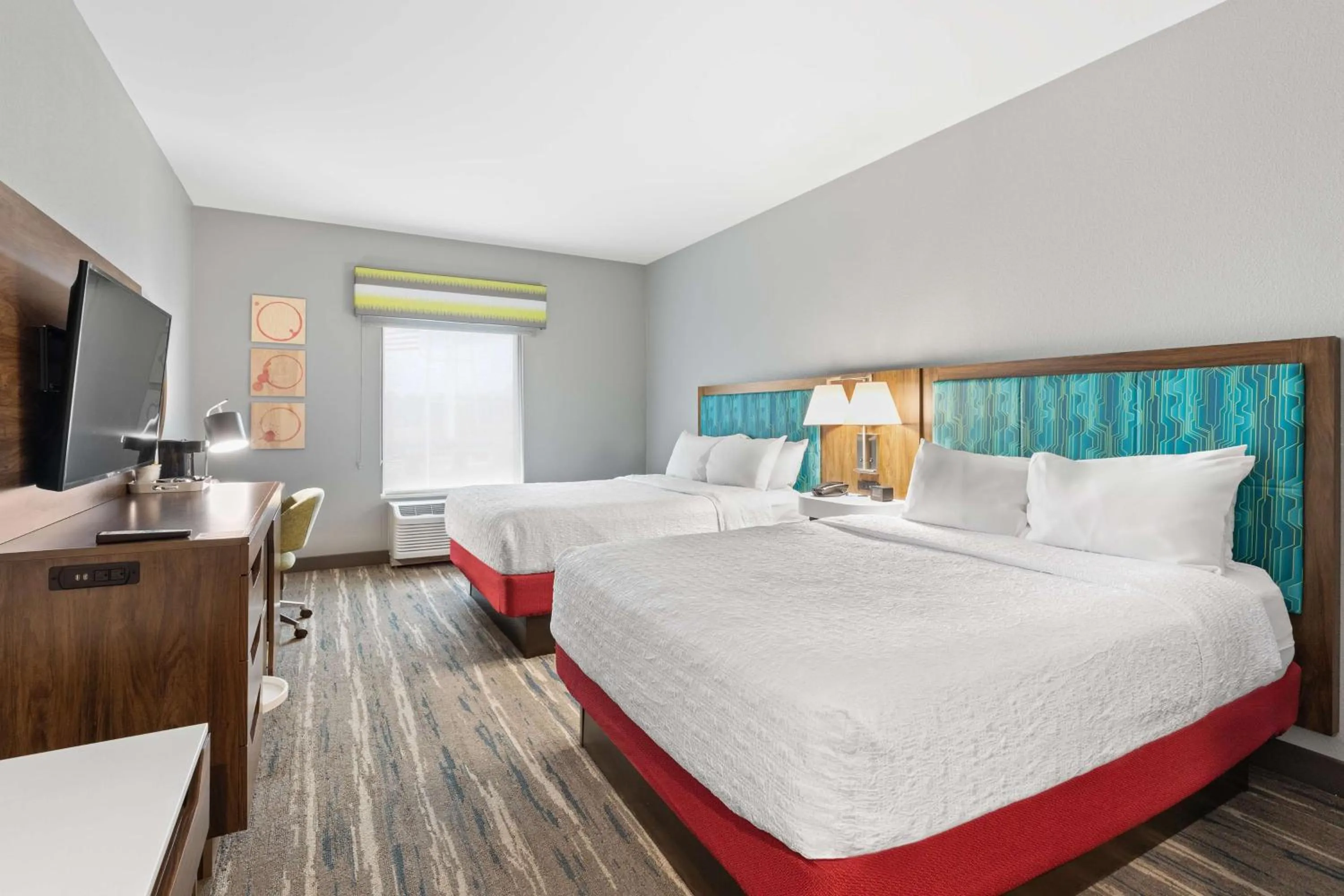 Bed in Hampton Inn Madison, OH