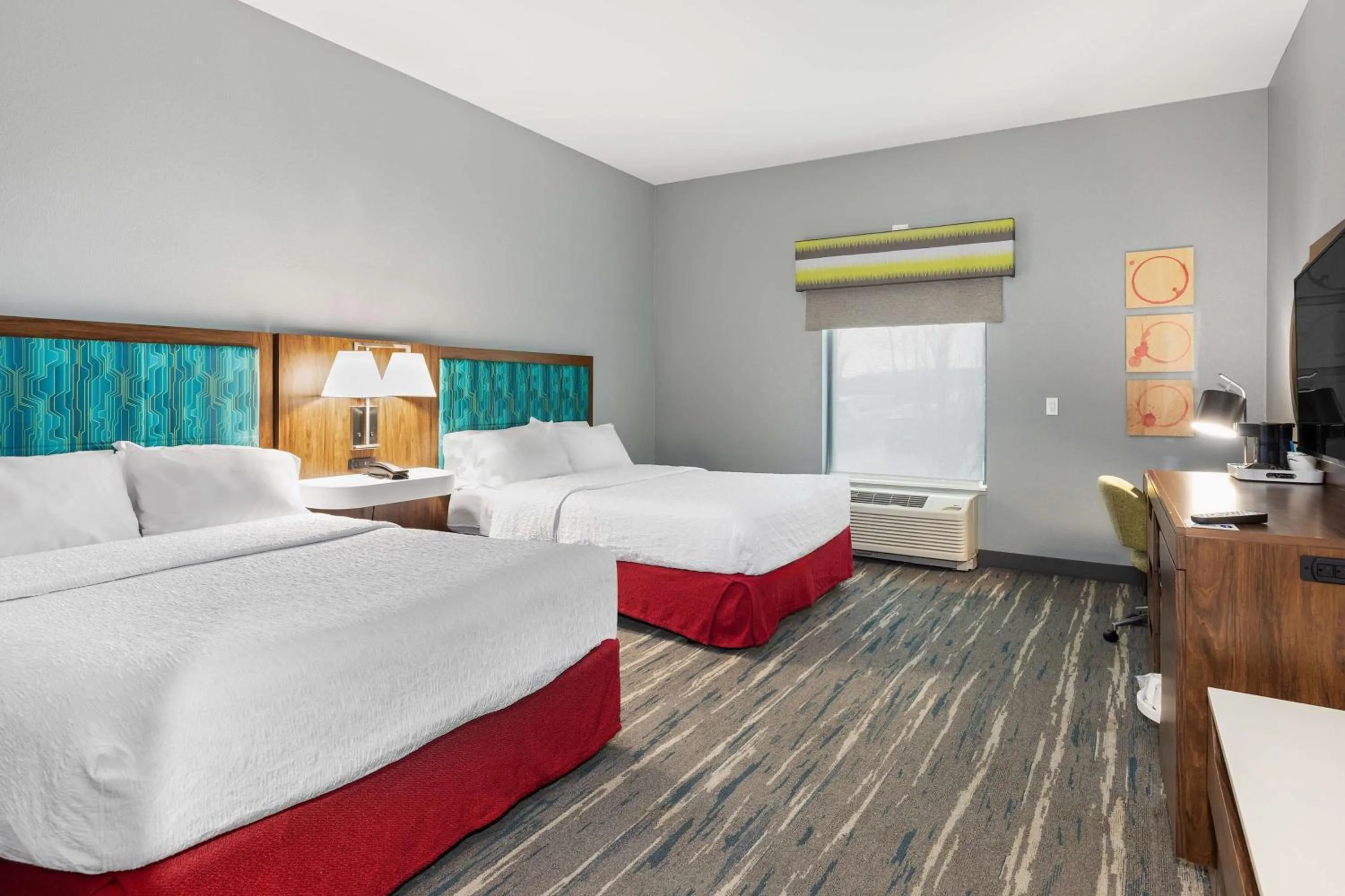 Bed in Hampton Inn Madison, OH