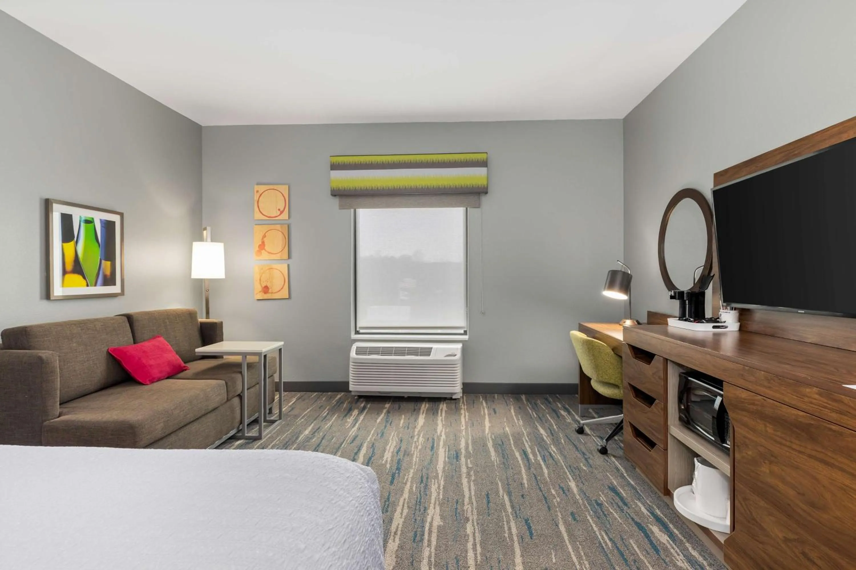 Living room, Bed in Hampton Inn Madison, OH