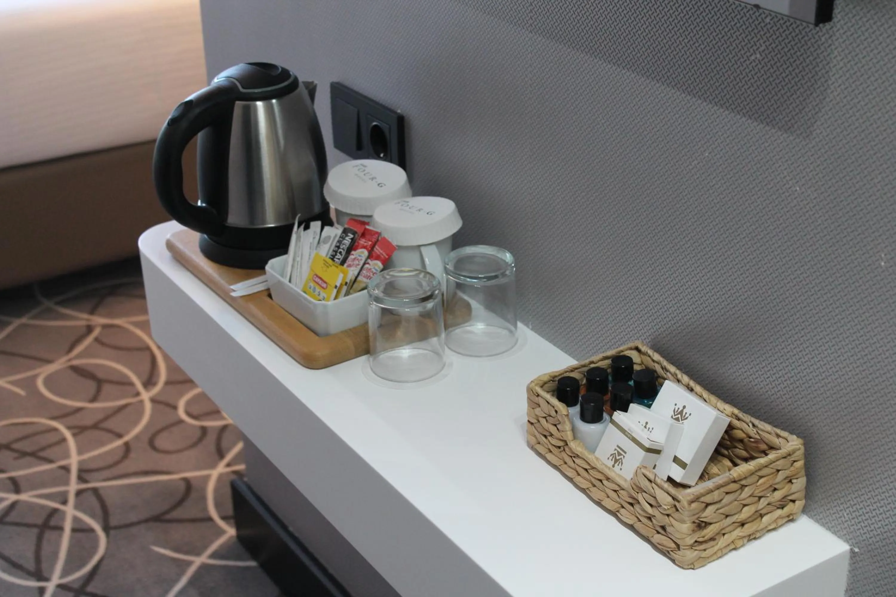 Coffee/tea facilities in Four-G Hotel