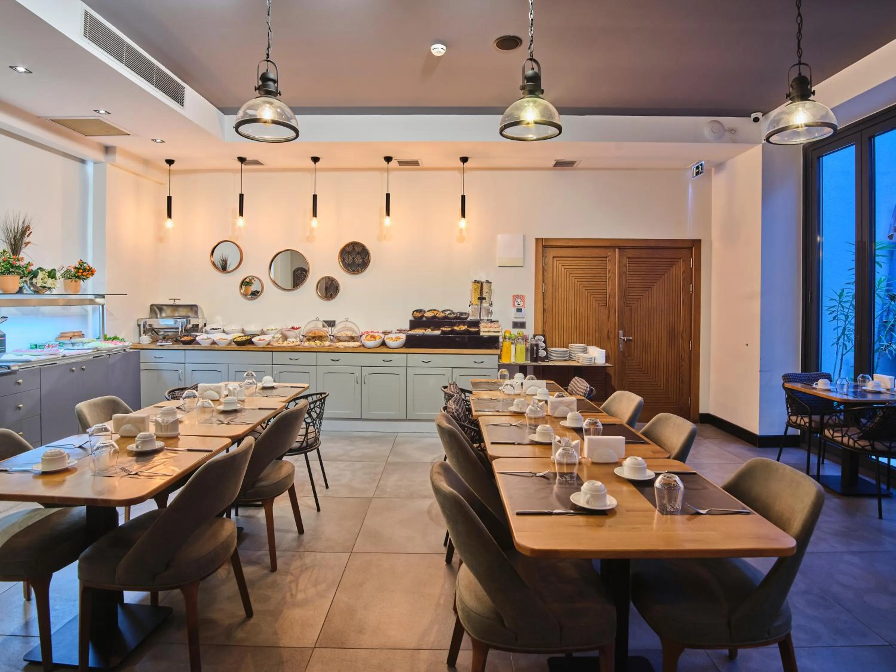 Restaurant/places to eat in Four-G Hotel