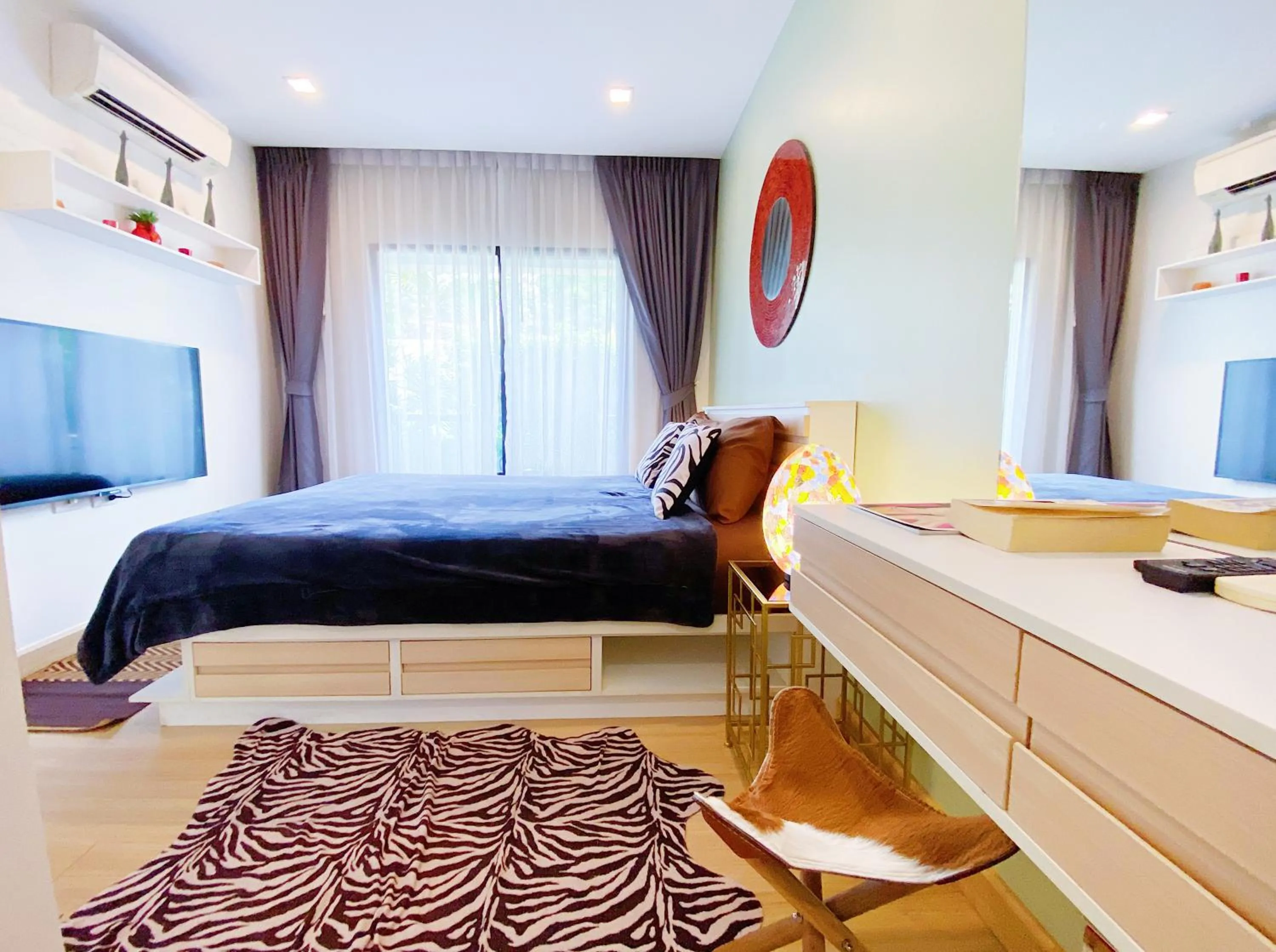 Wow 2 Br Apt Seaview, Pool, Gym, walk to beautiful Nai Yang Beach