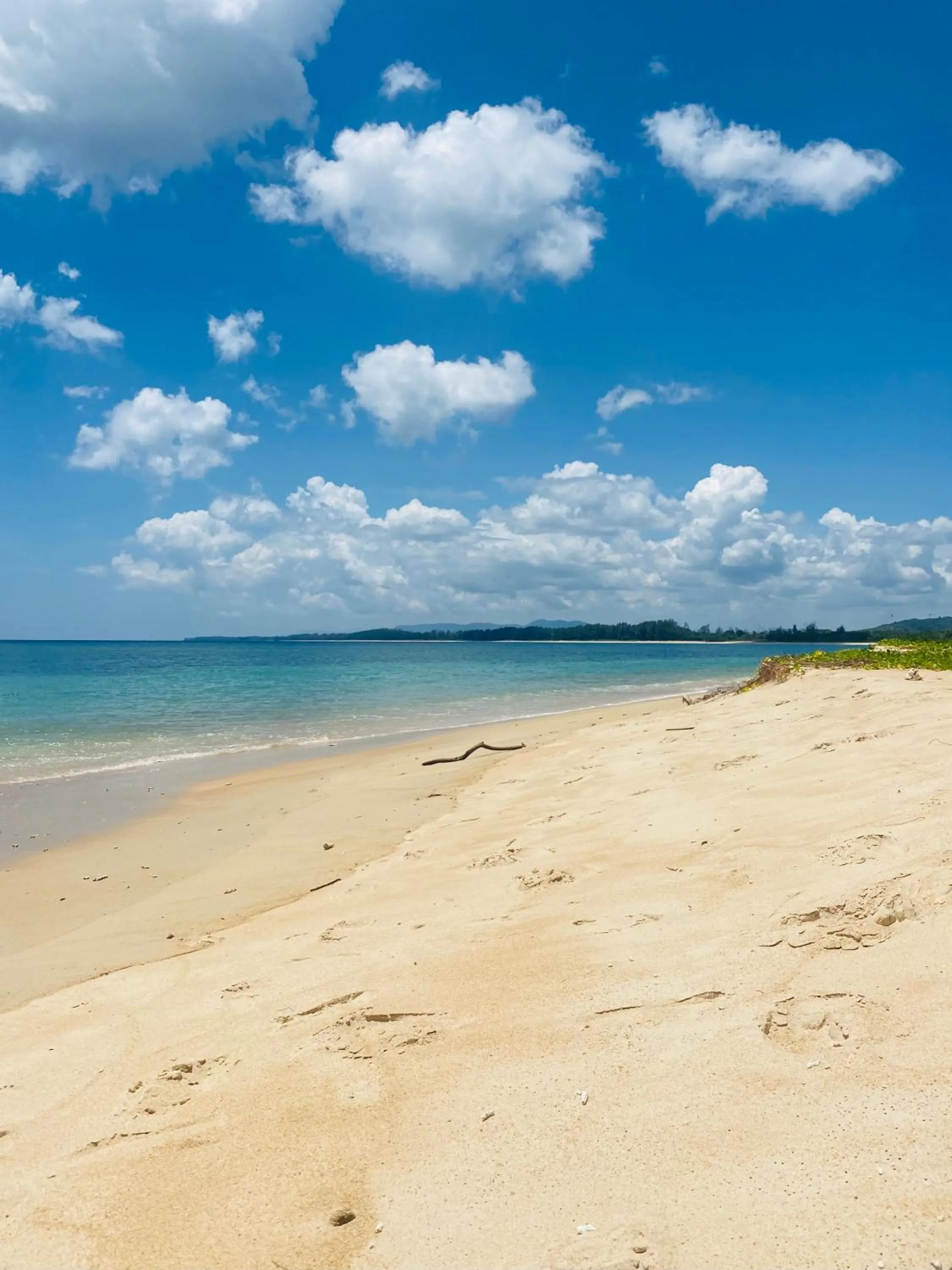 Wow 2 Br Apt Seaview, Pool, Gym, walk to beautiful Nai Yang Beach