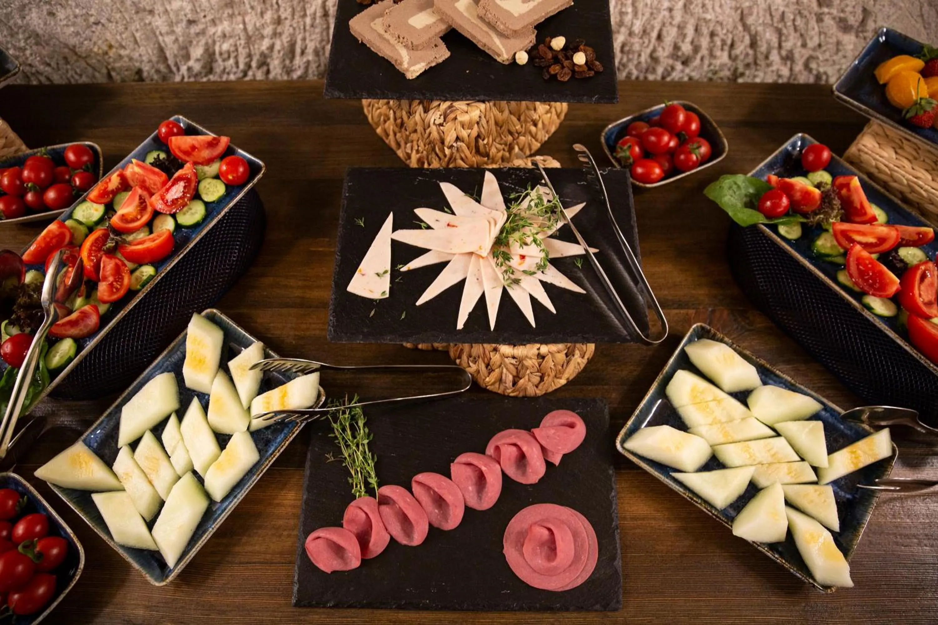 Restaurant/places to eat in Nino Cave Suites