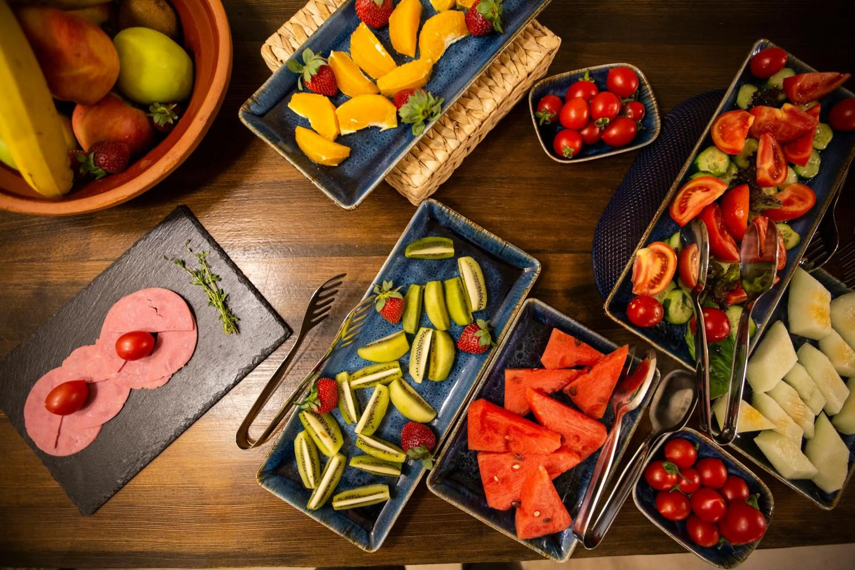 Restaurant/places to eat in Nino Cave Suites