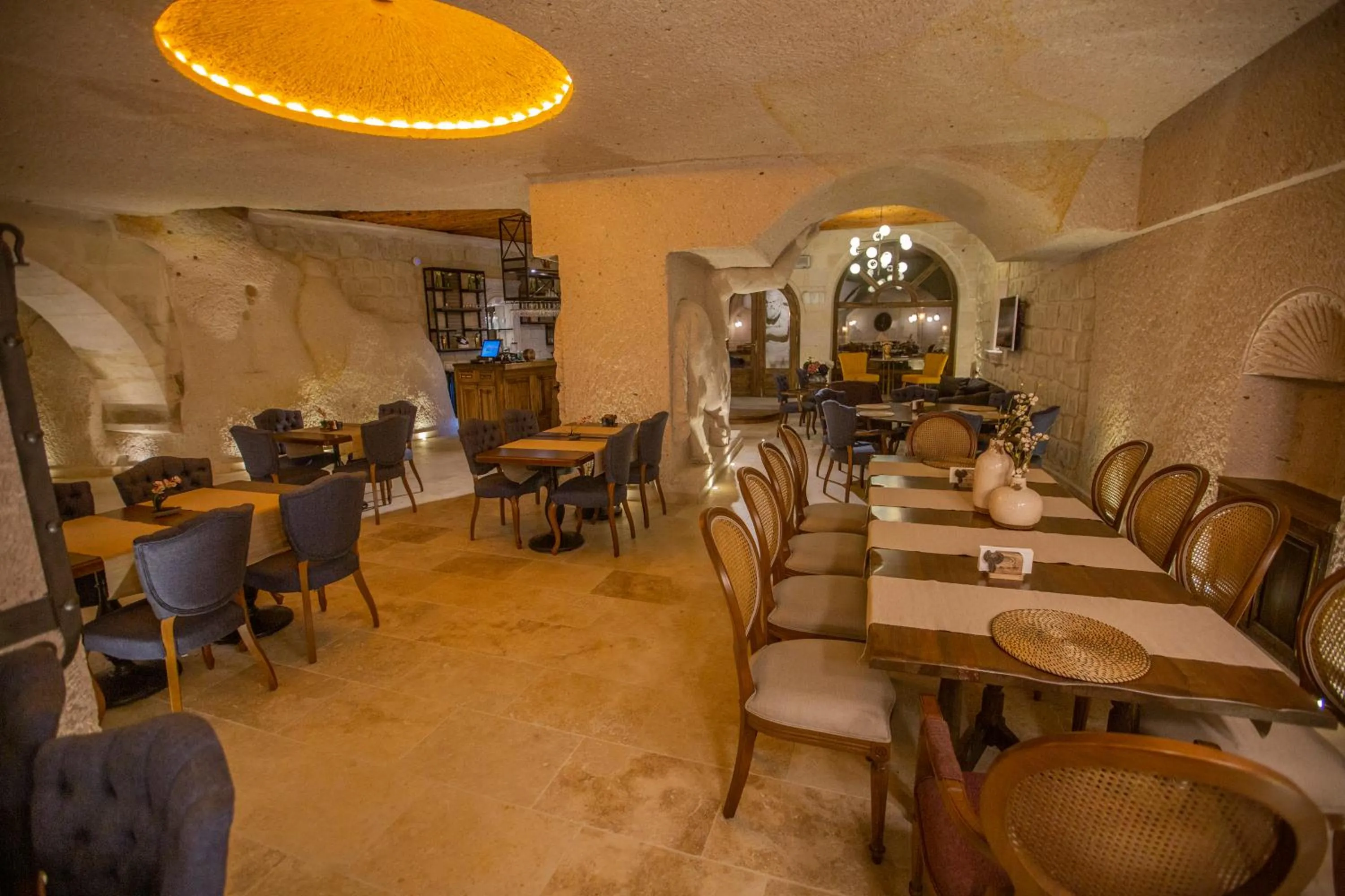 Restaurant/places to eat in Nino Cave Suites