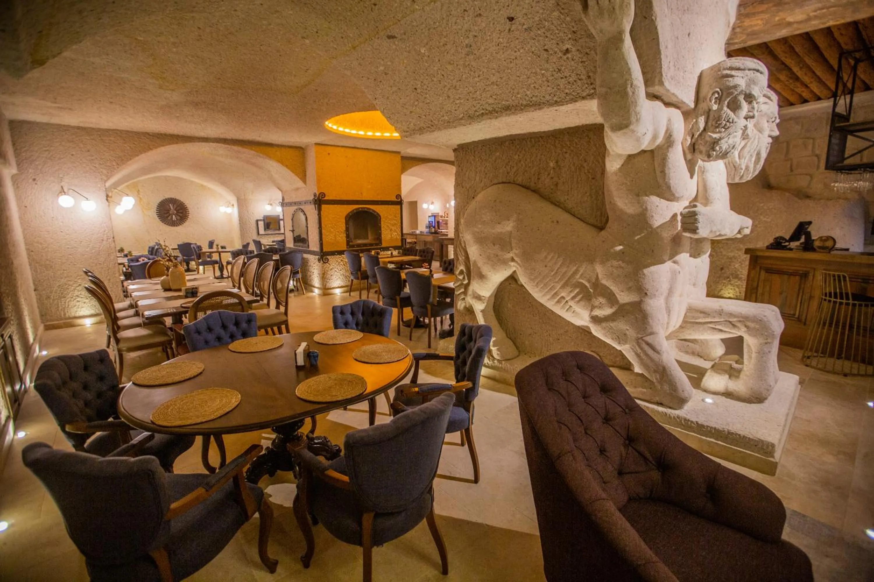 Restaurant/places to eat in Nino Cave Suites