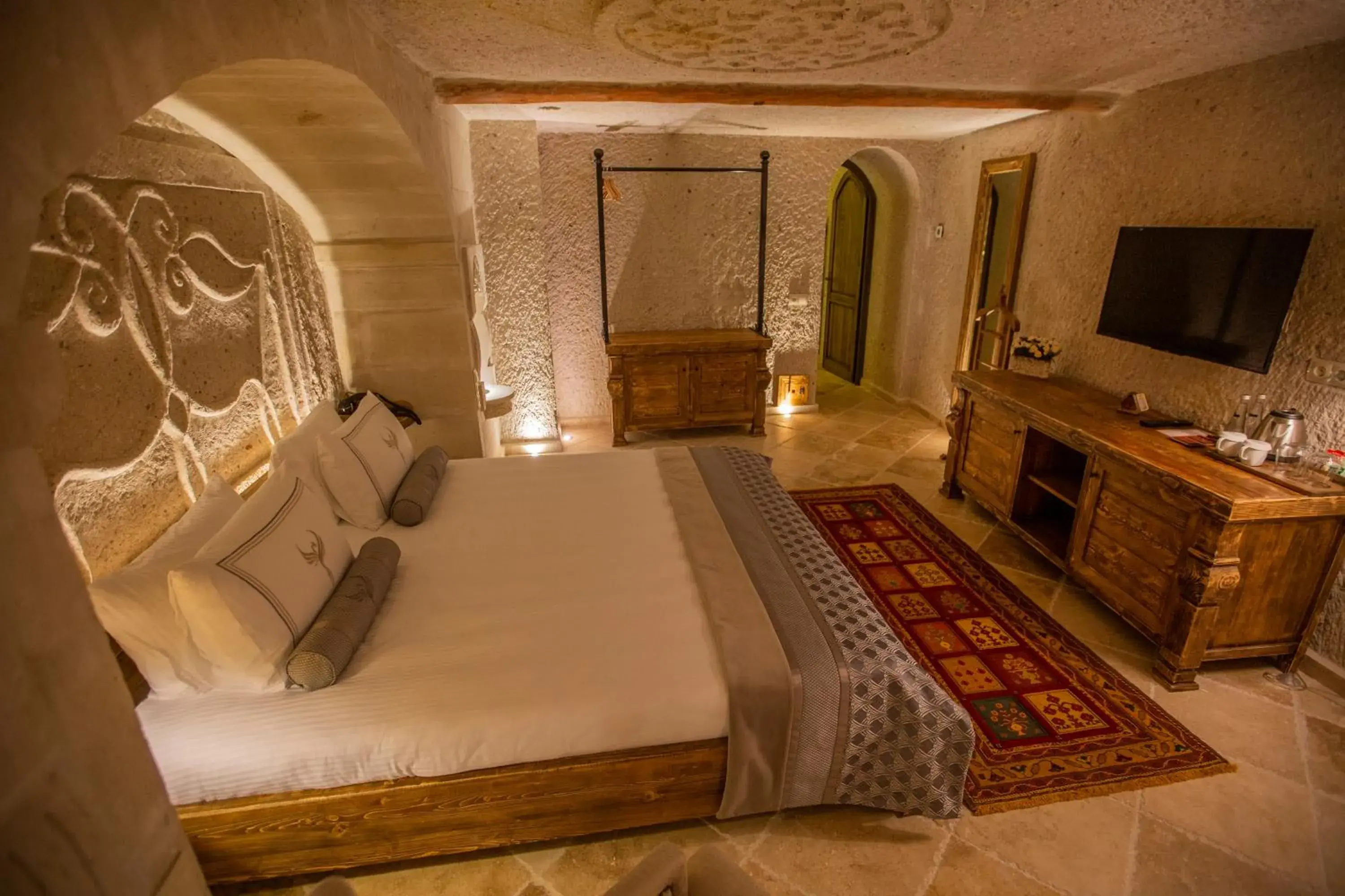 TV and multimedia, Bed in Nino Cave Suites TV and multimedia, Bed in Nino Cave Suites