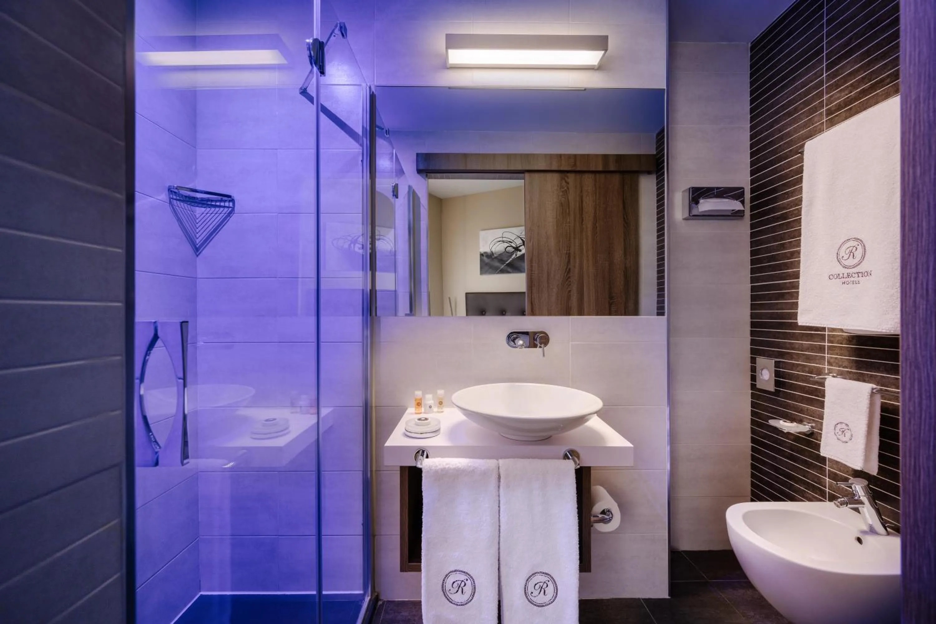 Bathroom in Hotel Mentana, by R Collection Hotels