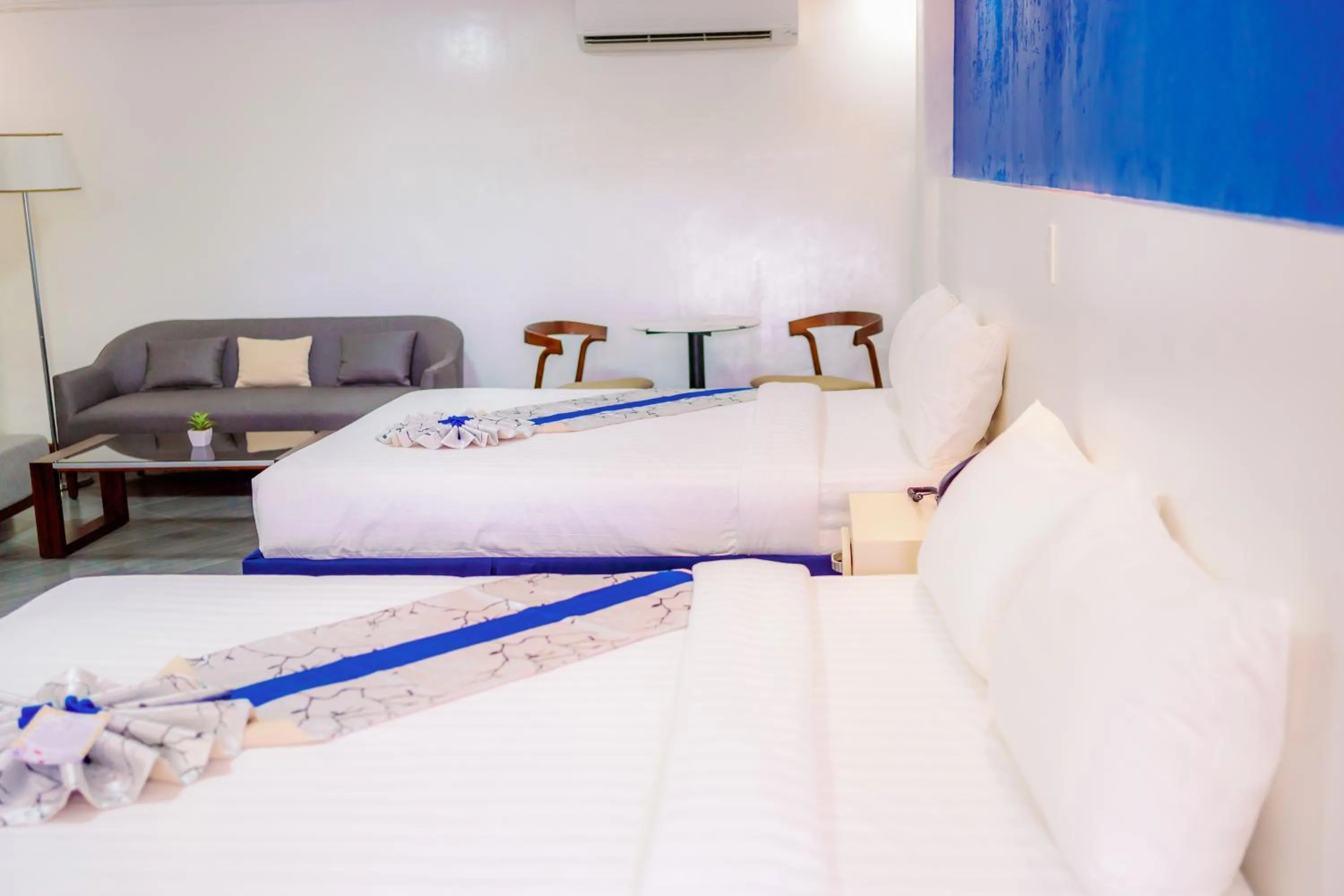 Bed in Santiago Cove Hotel and Restaurant