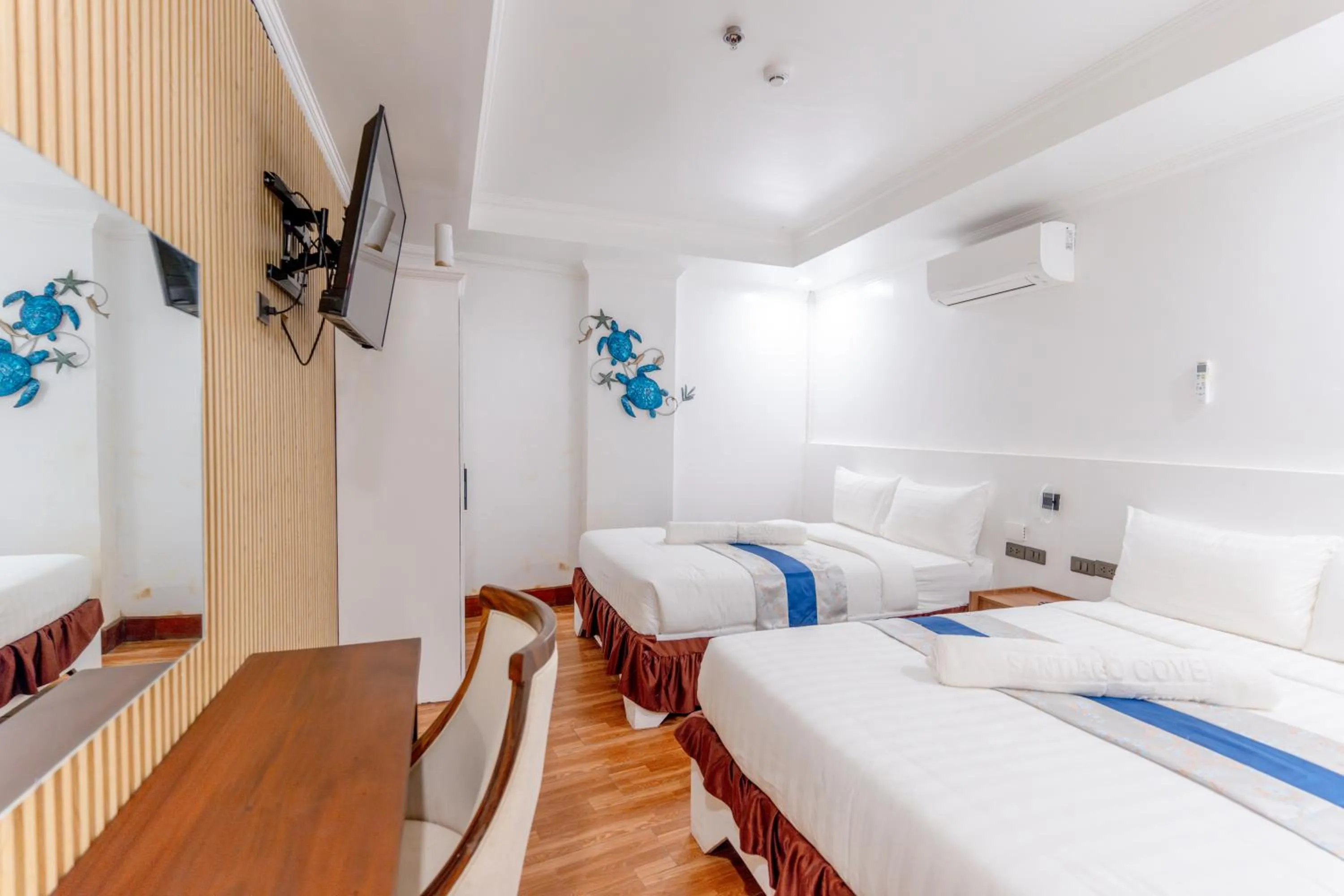 Bed in Santiago Cove Hotel and Restaurant