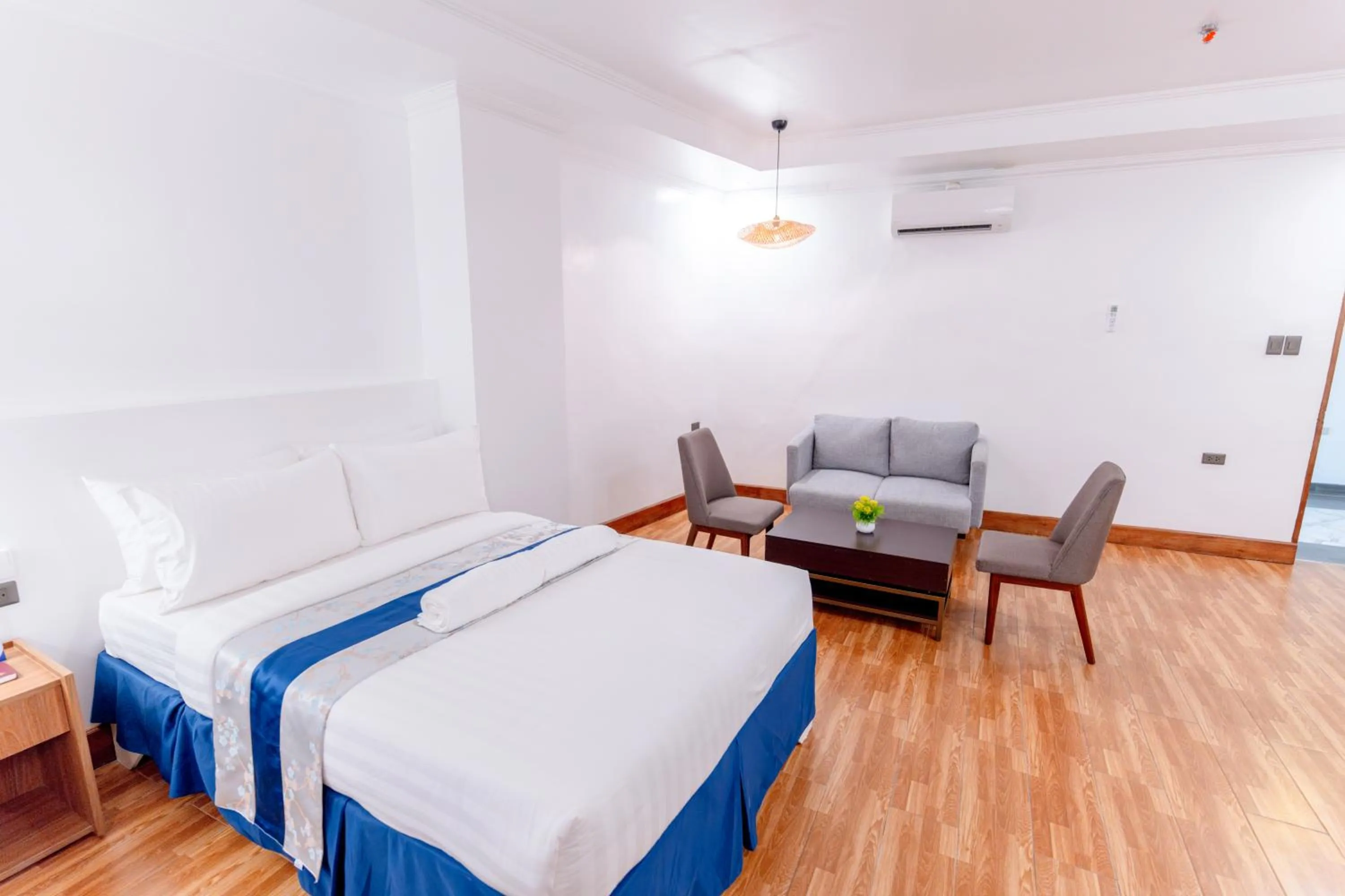 Bed in Santiago Cove Hotel and Restaurant