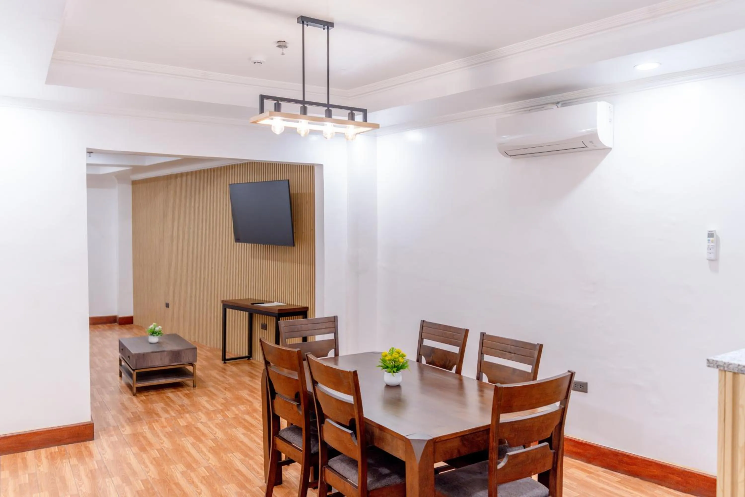 Santiago Cove Hotel and Restaurant