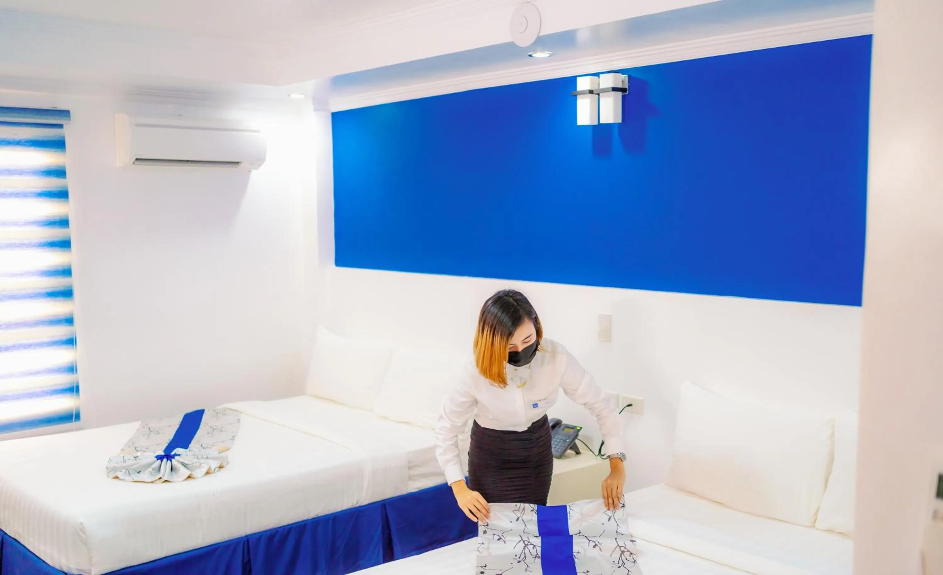 Bed in Santiago Cove Hotel and Restaurant