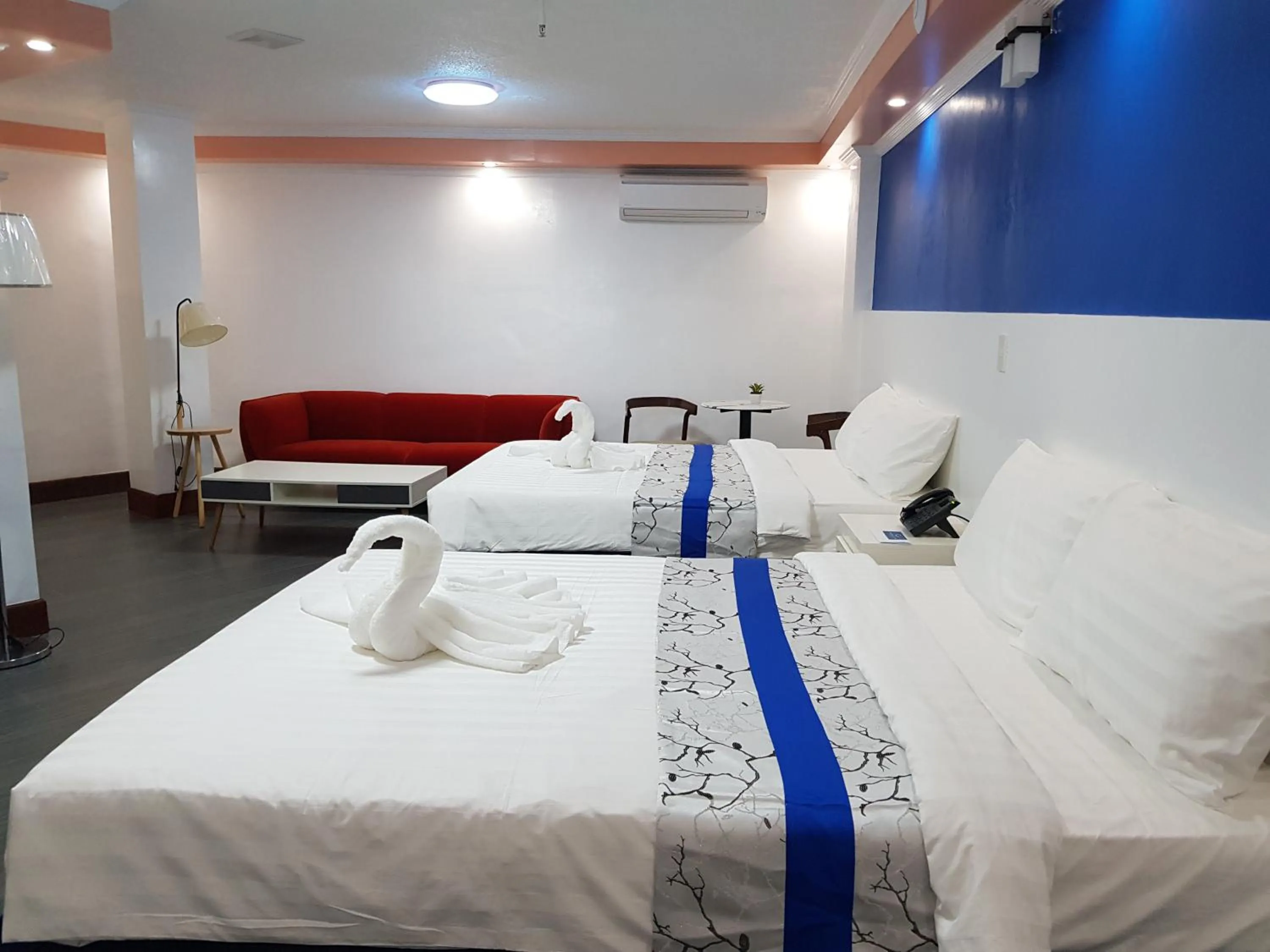 Bed in Santiago Cove Hotel and Restaurant