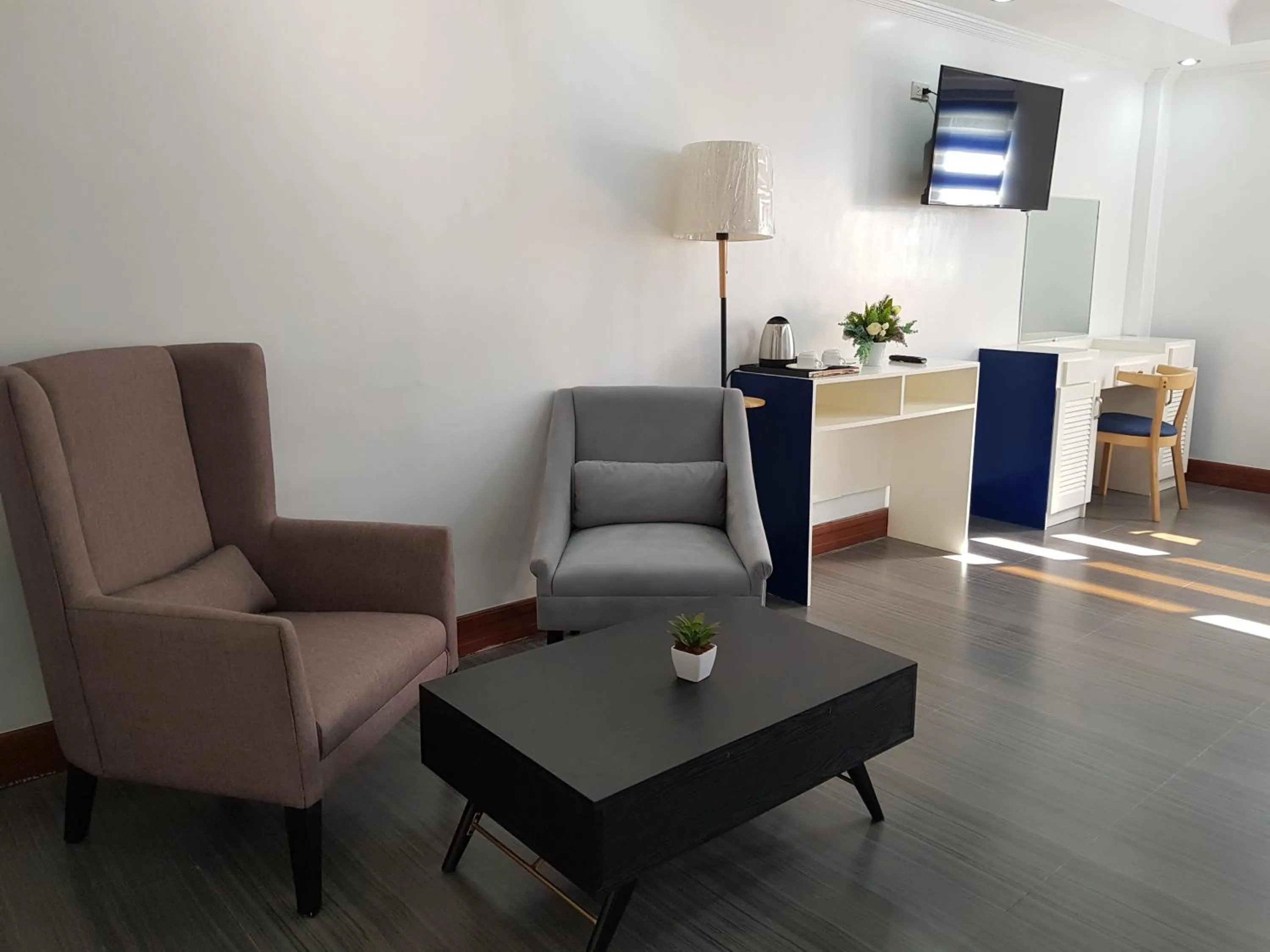 Santiago Cove Hotel and Restaurant