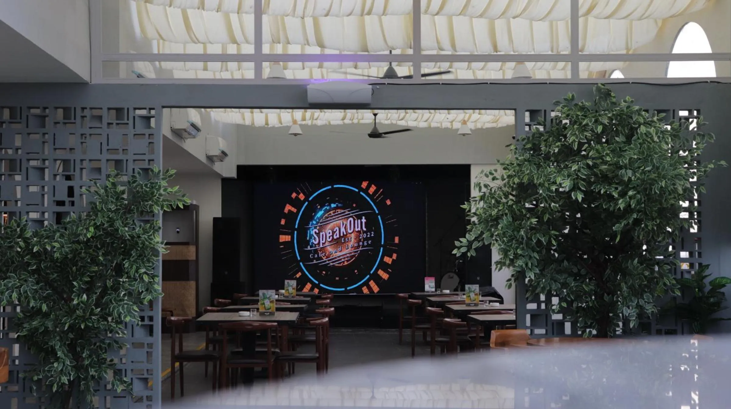 Restaurant/places to eat in Pakons Prime Hotel