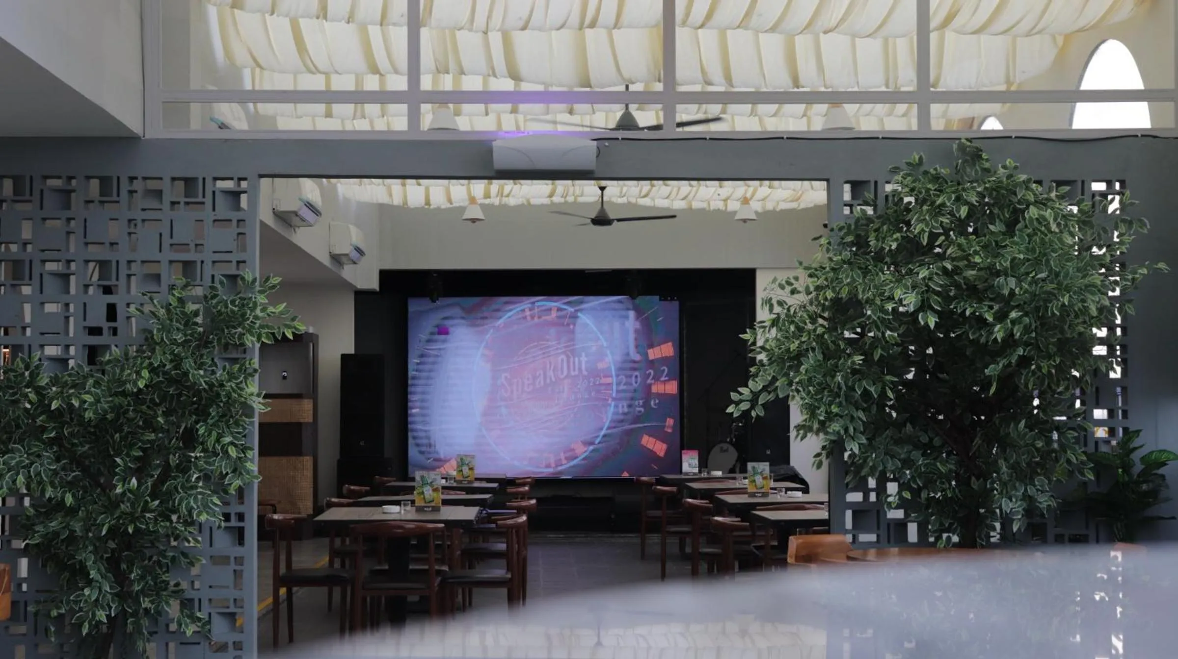 Restaurant/places to eat in Pakons Prime Hotel