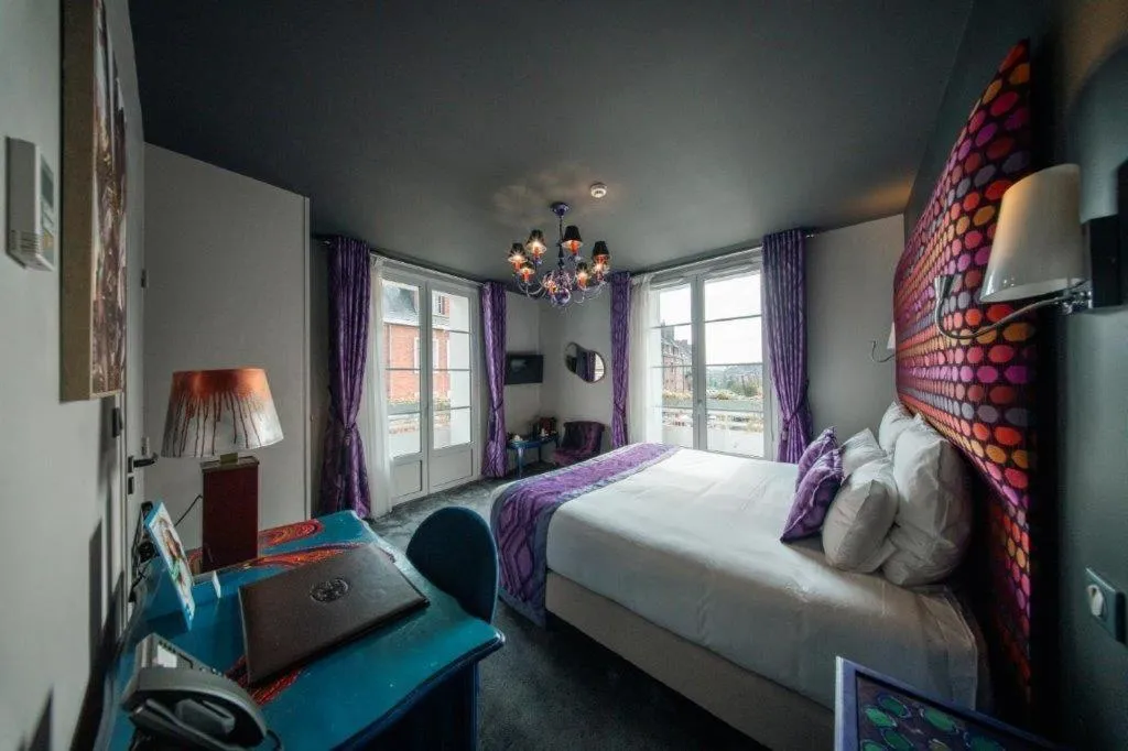 Photo of the whole room, Bed in BRIT HOTEL PRIVILEGE LISIEUX - La Villa des Arts