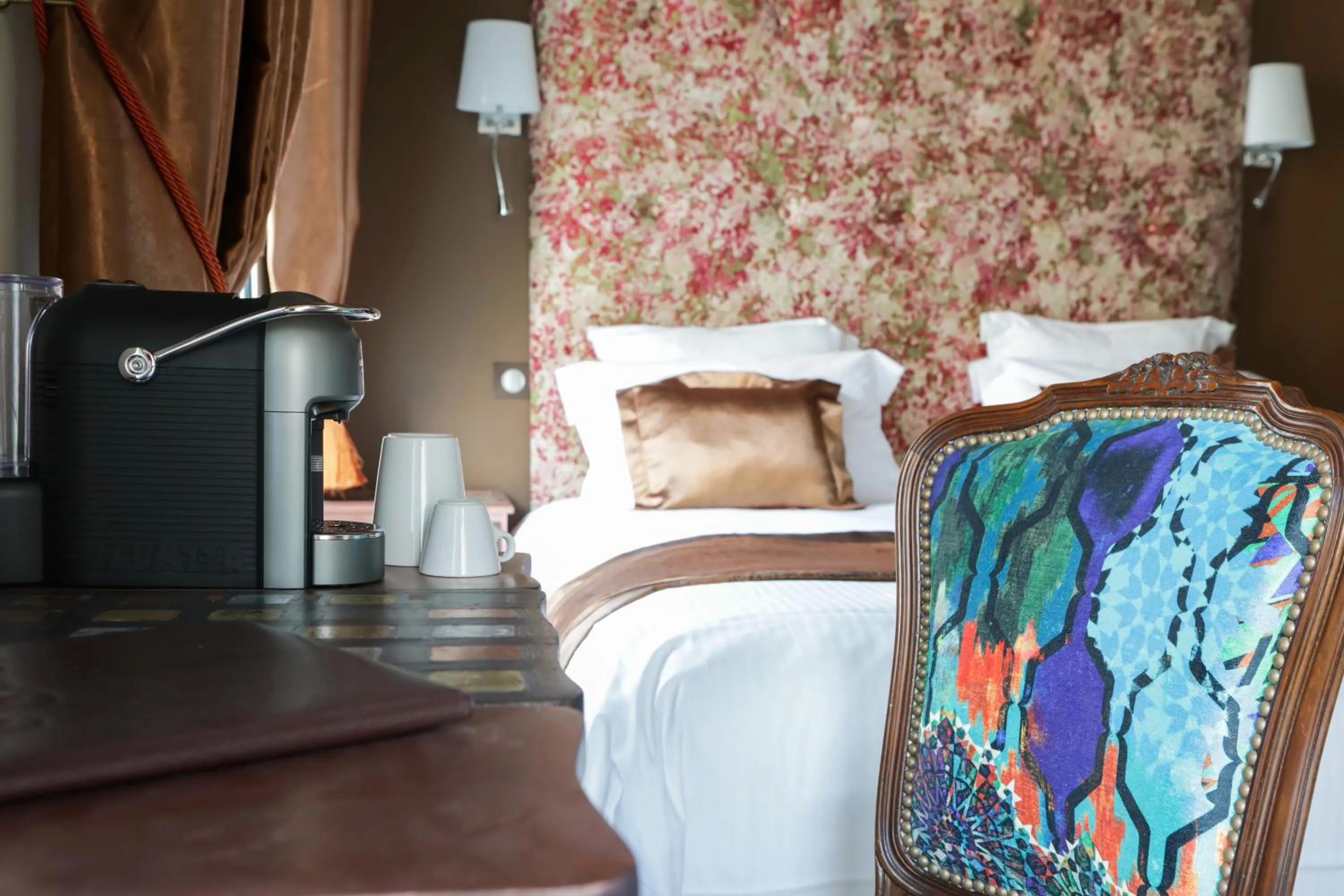 Bedroom, Bed in BRIT HOTEL PRIVILEGE LISIEUX - La Villa des Arts