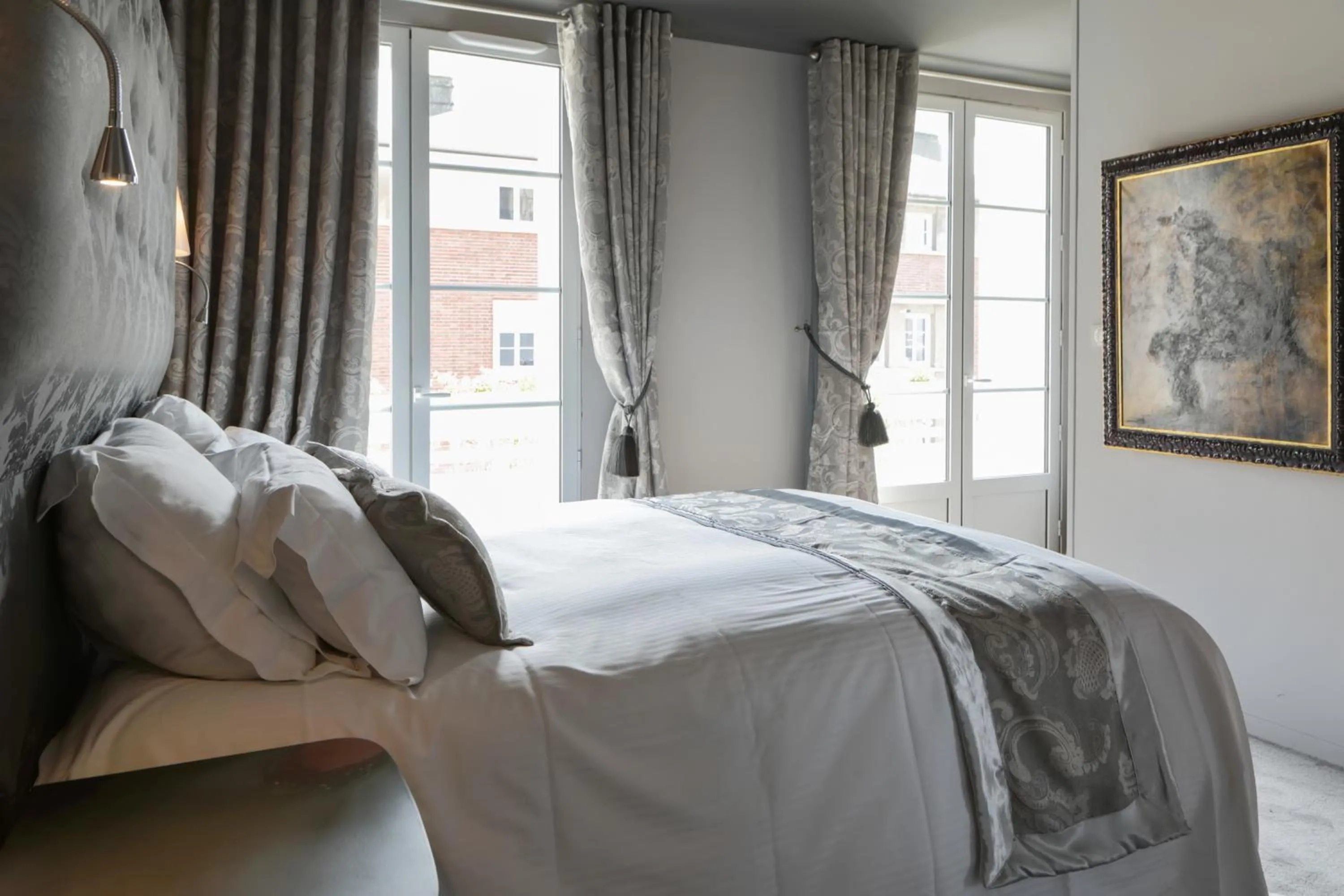 Bedroom, Bed in BRIT HOTEL PRIVILEGE LISIEUX - La Villa des Arts