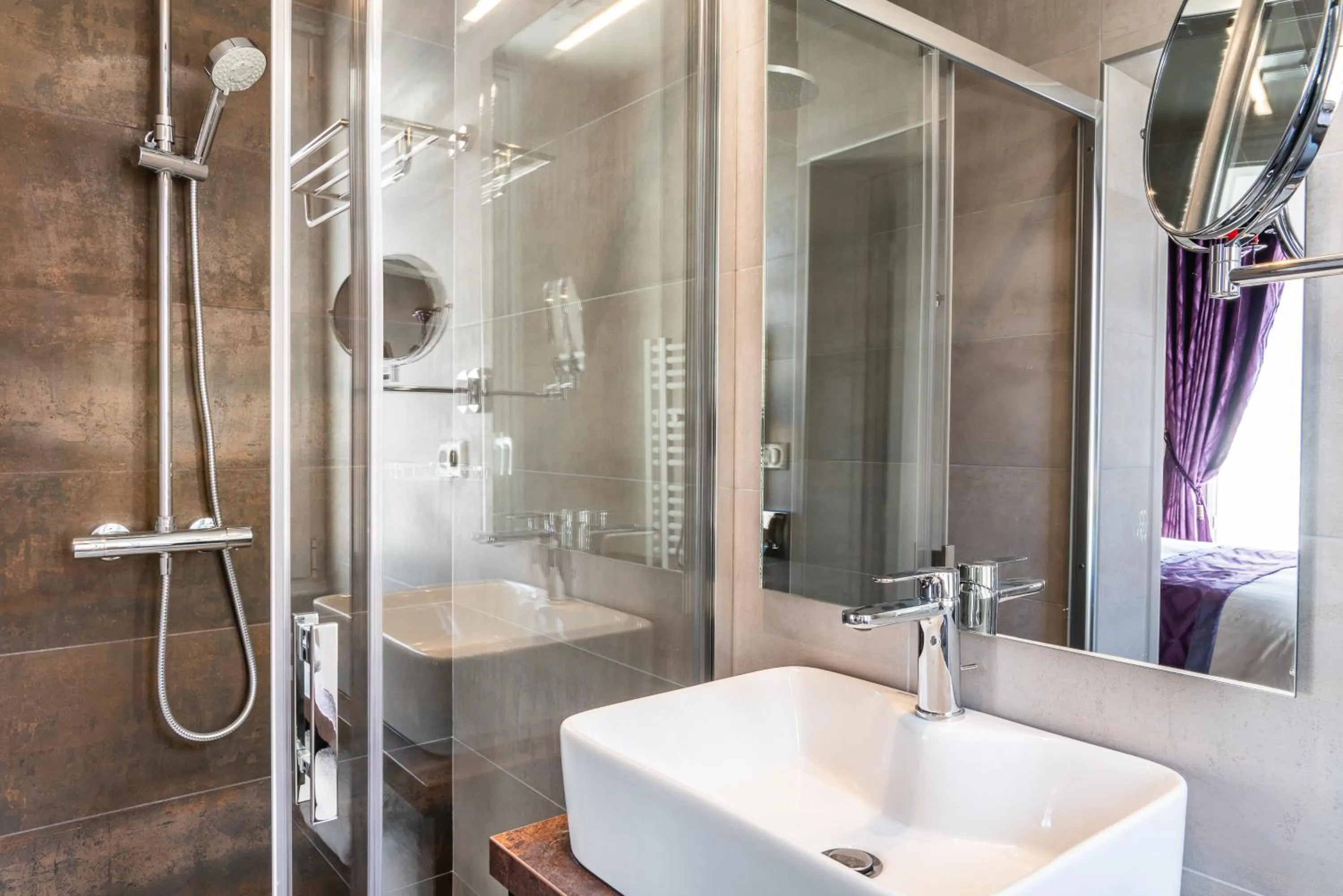 Shower in BRIT HOTEL PRIVILEGE LISIEUX - La Villa des Arts