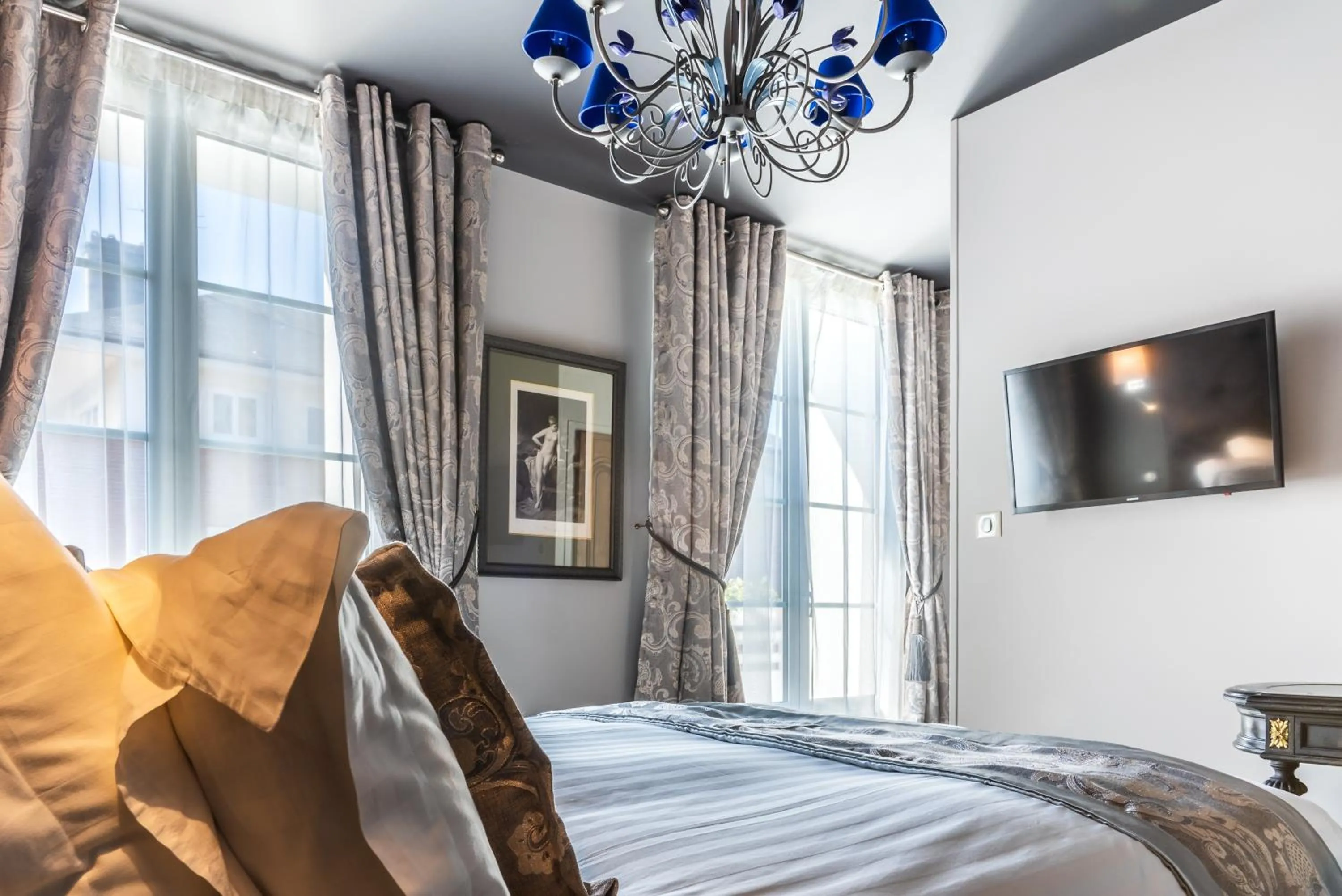 Bed in BRIT HOTEL PRIVILEGE LISIEUX - La Villa des Arts