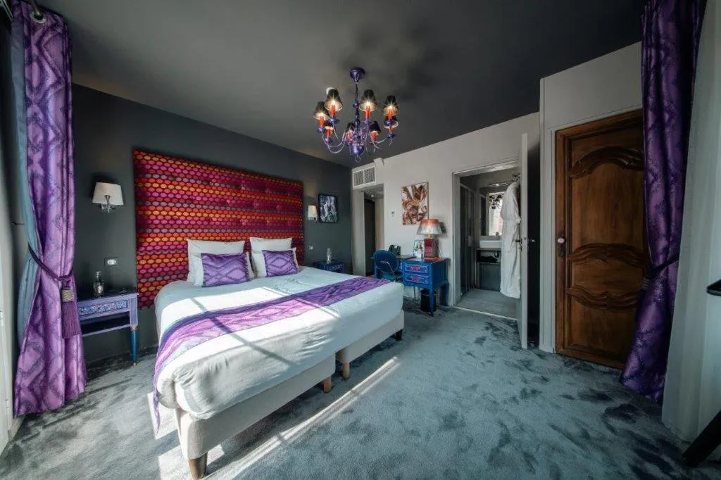 Property building, Bed in BRIT HOTEL PRIVILEGE LISIEUX - La Villa des Arts