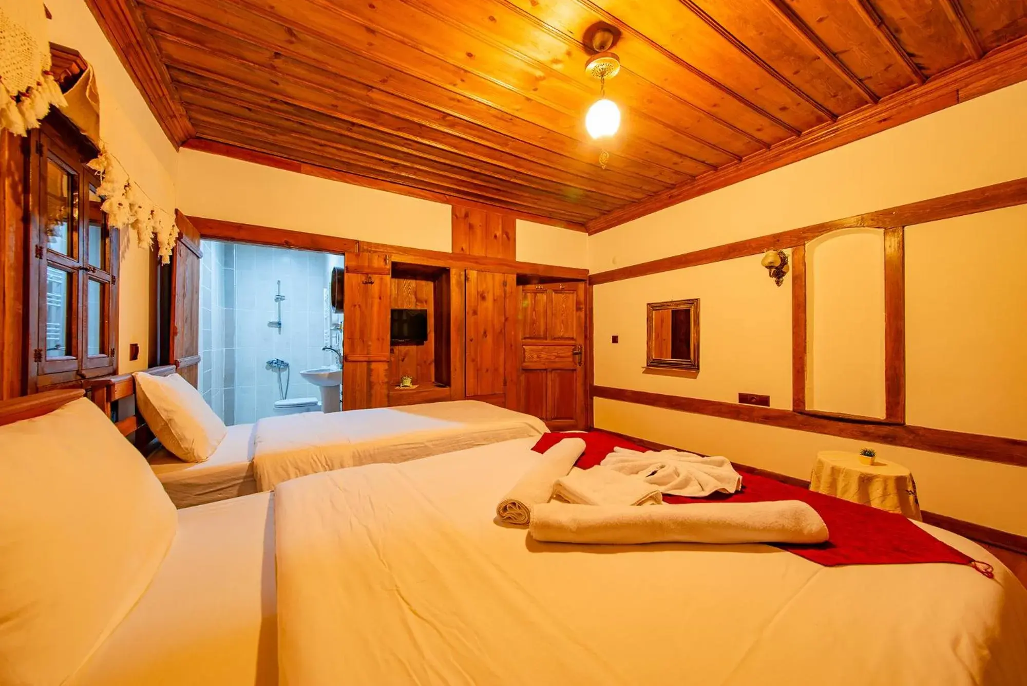 Classic Triple Room in Hanedan Konak Hotel Classic Triple Room in Hanedan Konak Hotel