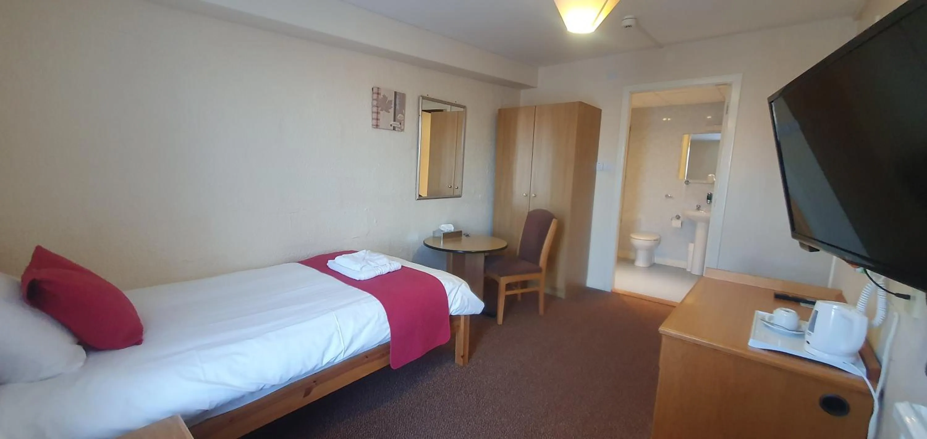 Toilet, Bed in The Brae Hotel