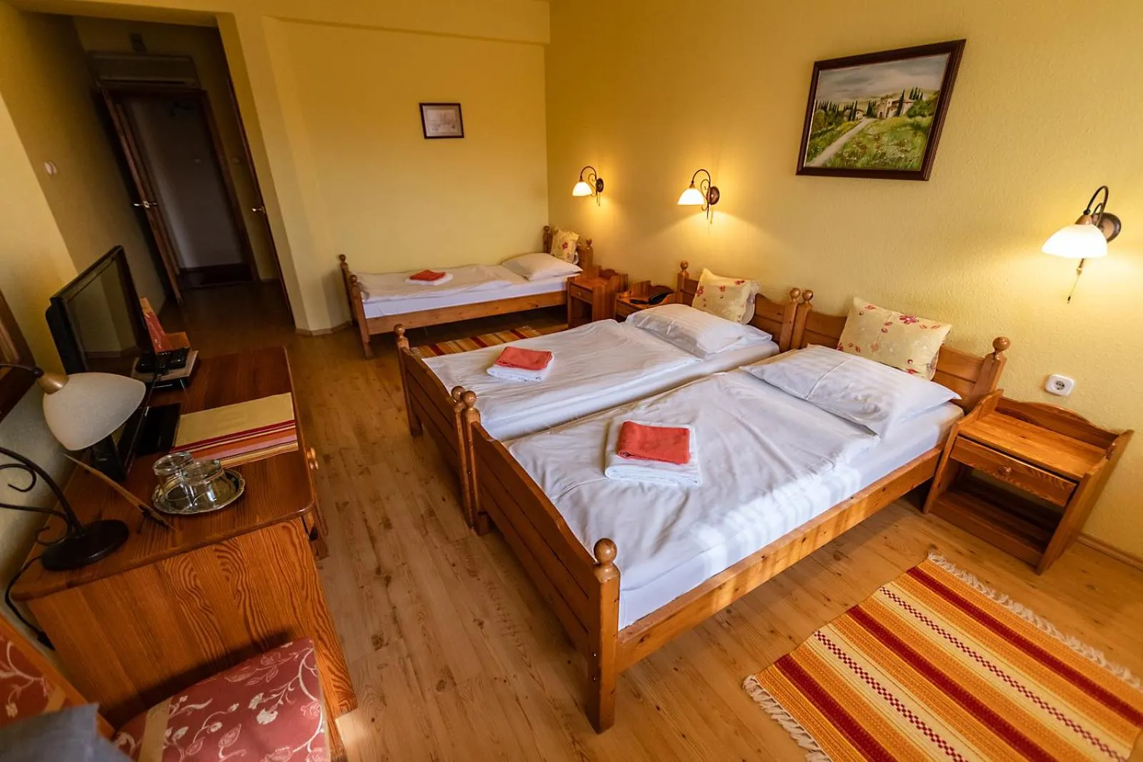 Triple Room with Bath in Il Gallo Nero - Fekete Kakas Étterem és Panzió