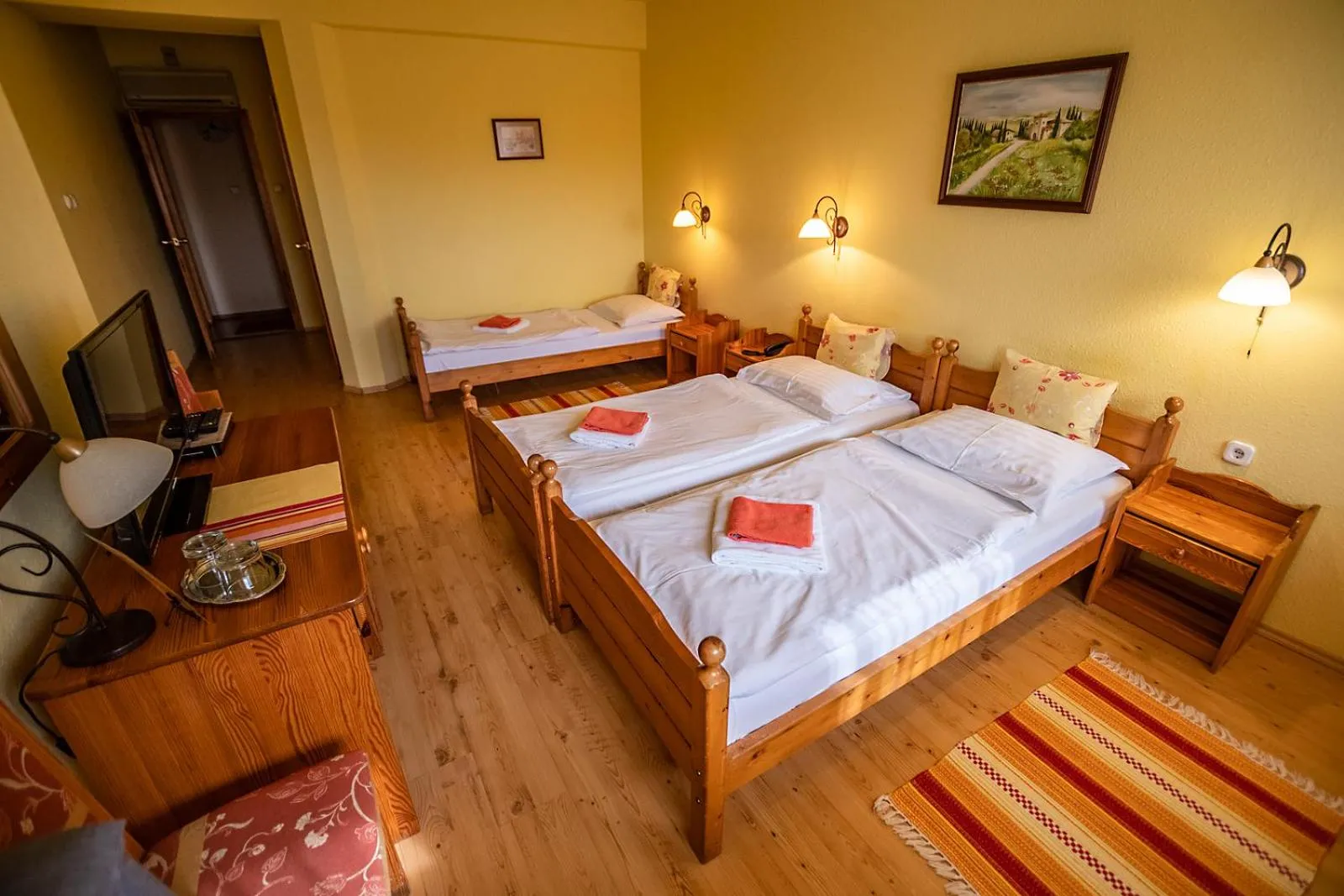 Triple Room with Shower in Il Gallo Nero - Fekete Kakas Étterem és Panzió
