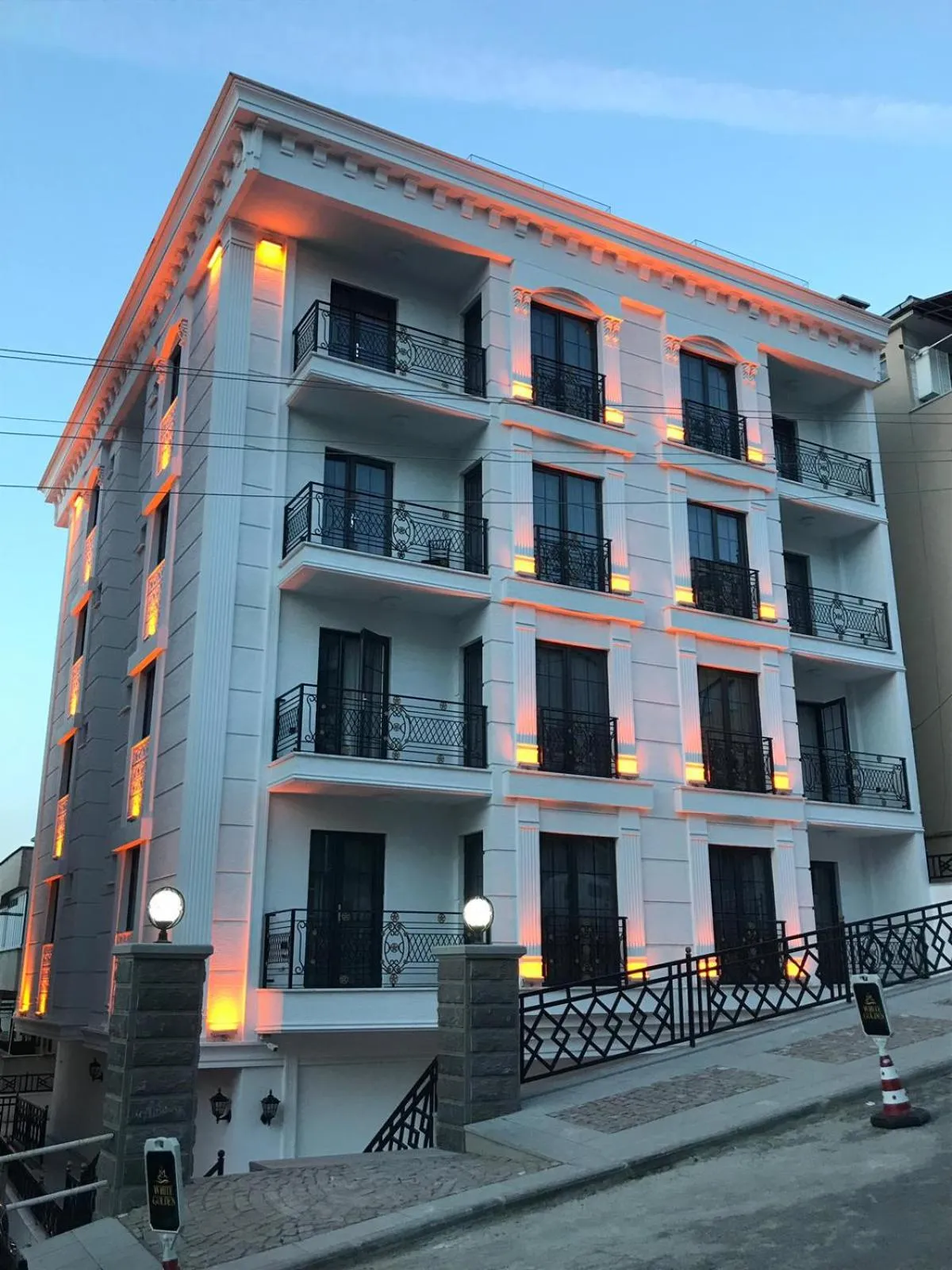 White Golden Suite Hotel