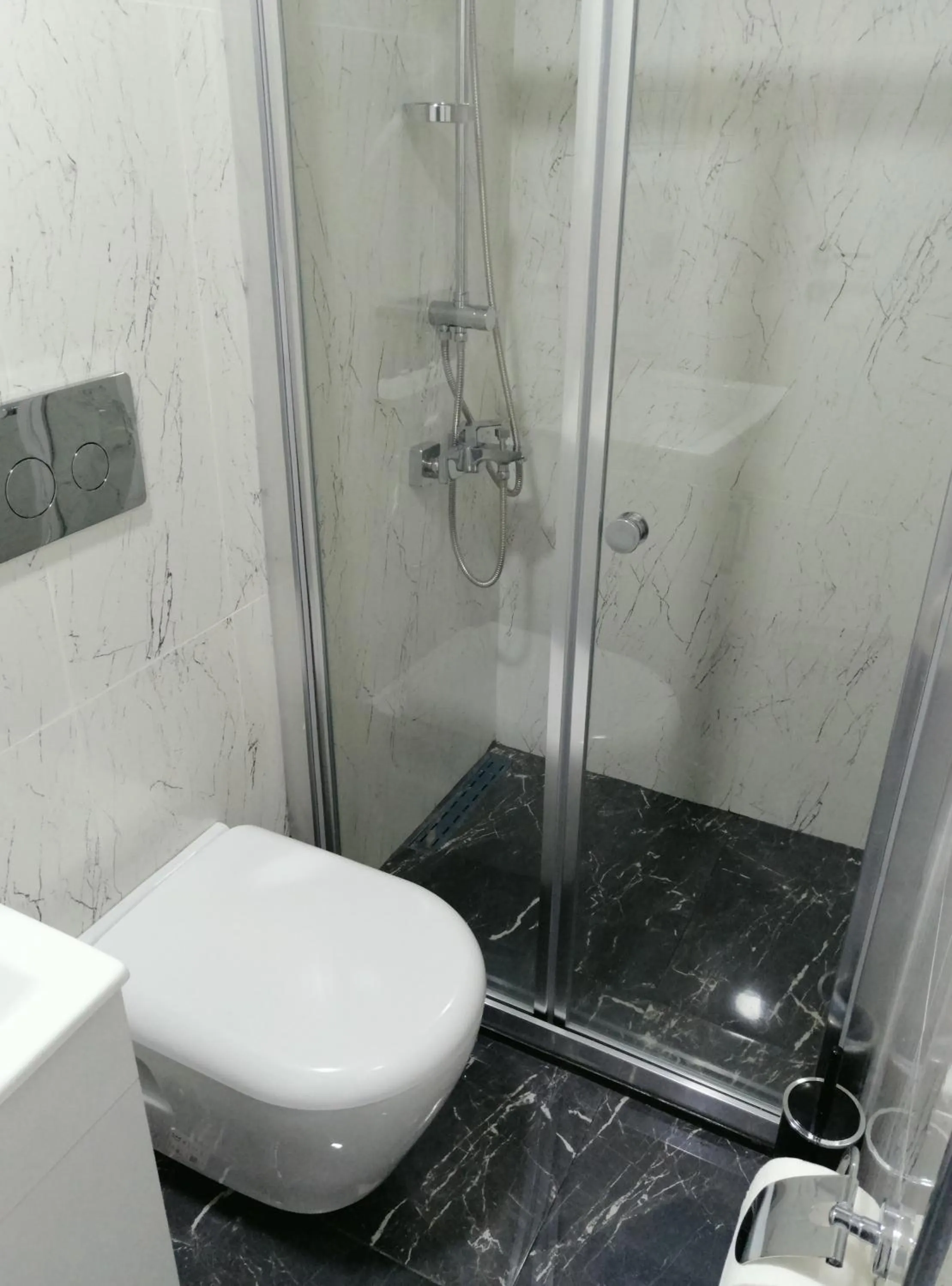 Bathroom in White Golden Suite Hotel