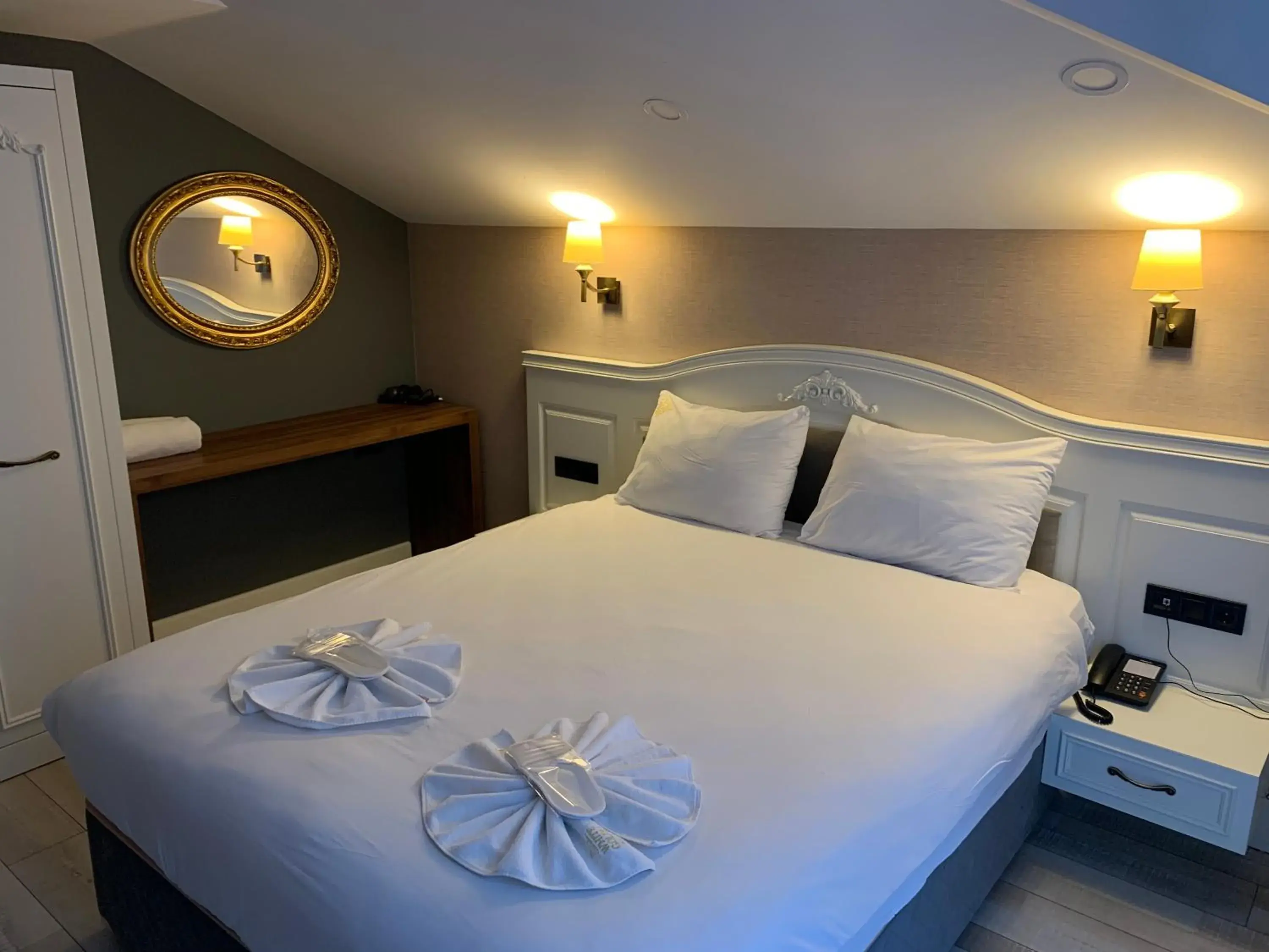 Deluxe King Suite with Terrace and City View in White Golden Suite Hotel Deluxe King Suite with Terrace and City View in White Golden Suite Hotel