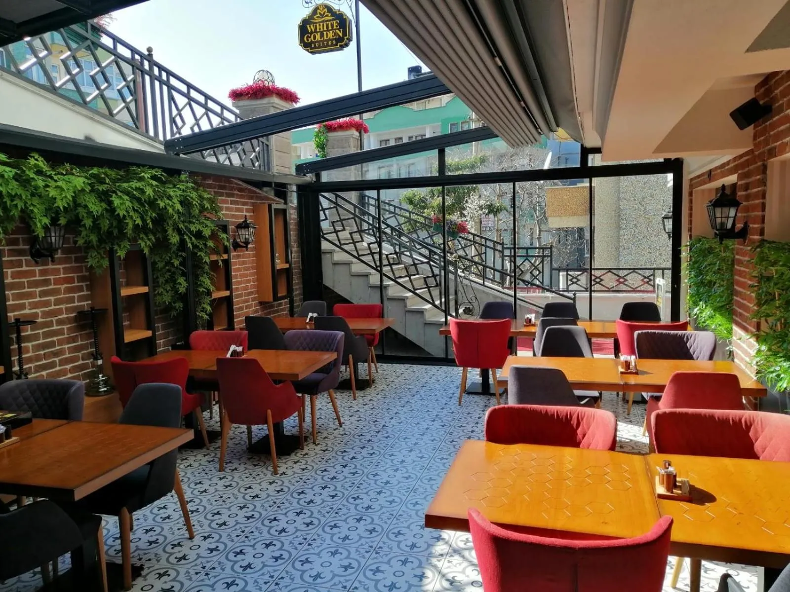 Restaurant/places to eat in White Golden Suite Hotel