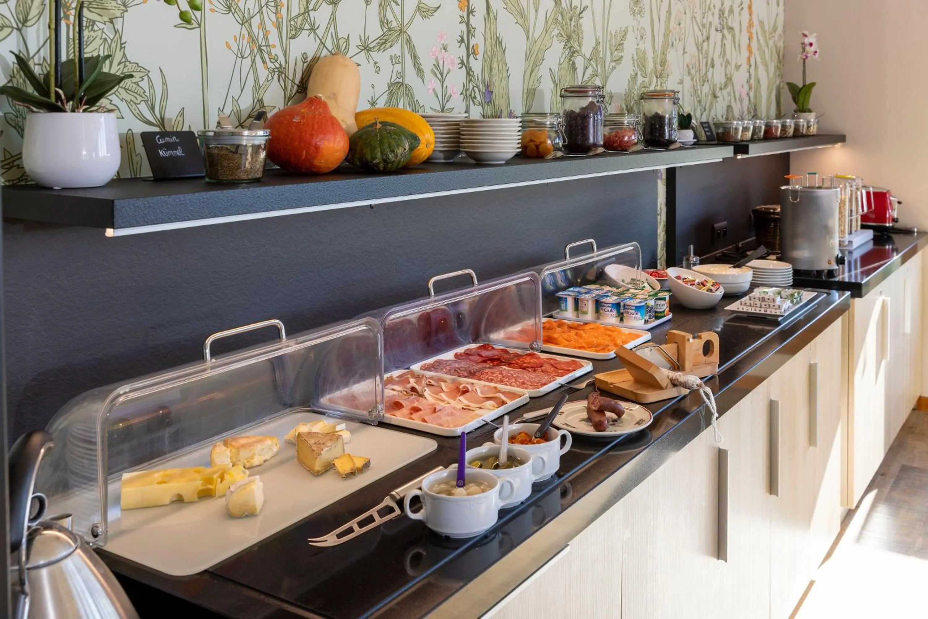 Breakfast in Hôtel du Bollenberg - Restaurant "Côté Plaine" - Spa de la Colline