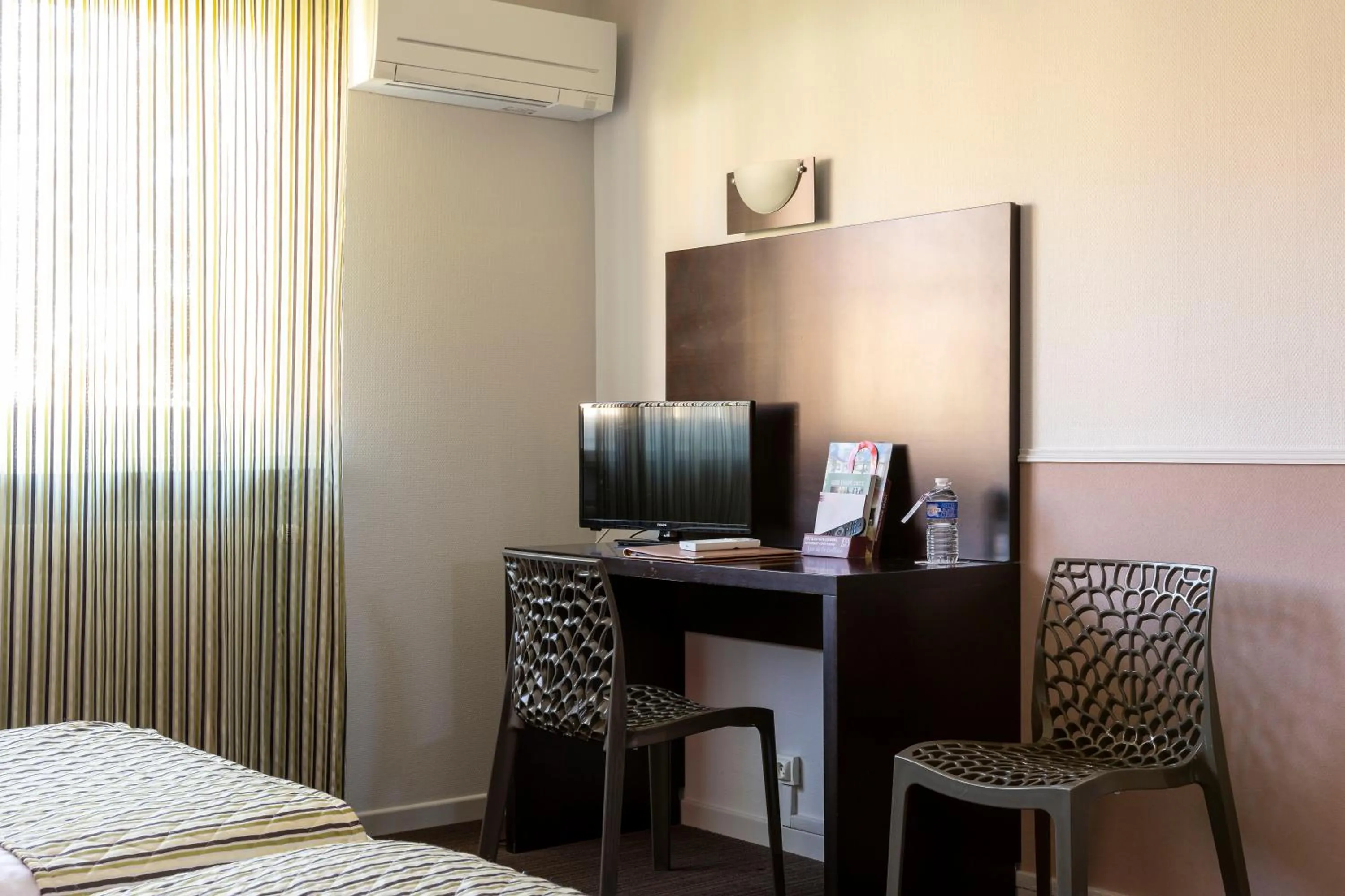 Property building, Bed in Hôtel du Bollenberg - Restaurant "Côté Plaine" - Spa de la Colline