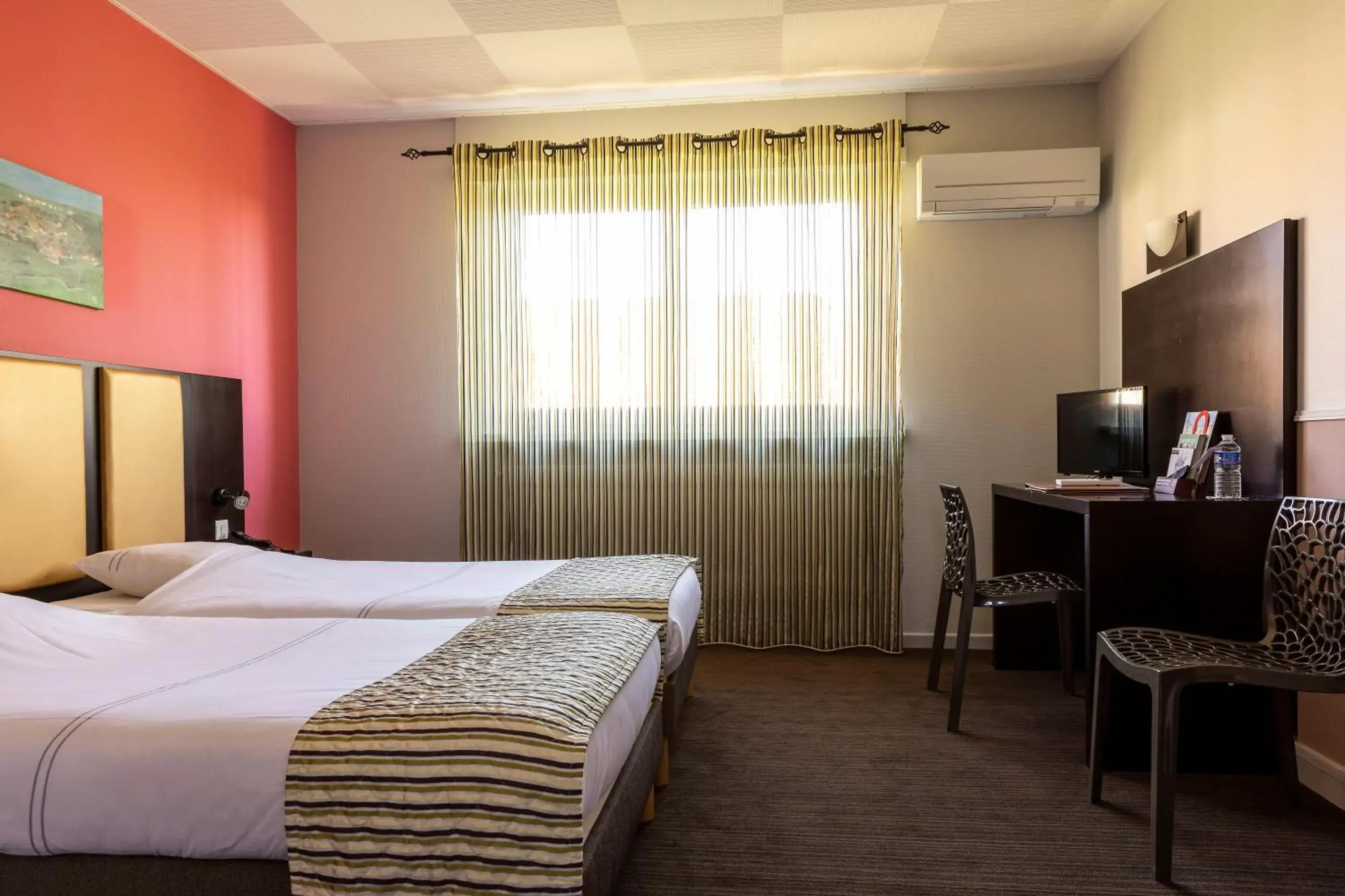 Triple Room in Hôtel du Bollenberg - Restaurant "Côté Plaine" - Spa de la Colline Triple Room in Hôtel du Bollenberg - Restaurant "Côté Plaine" - Spa de la Colline